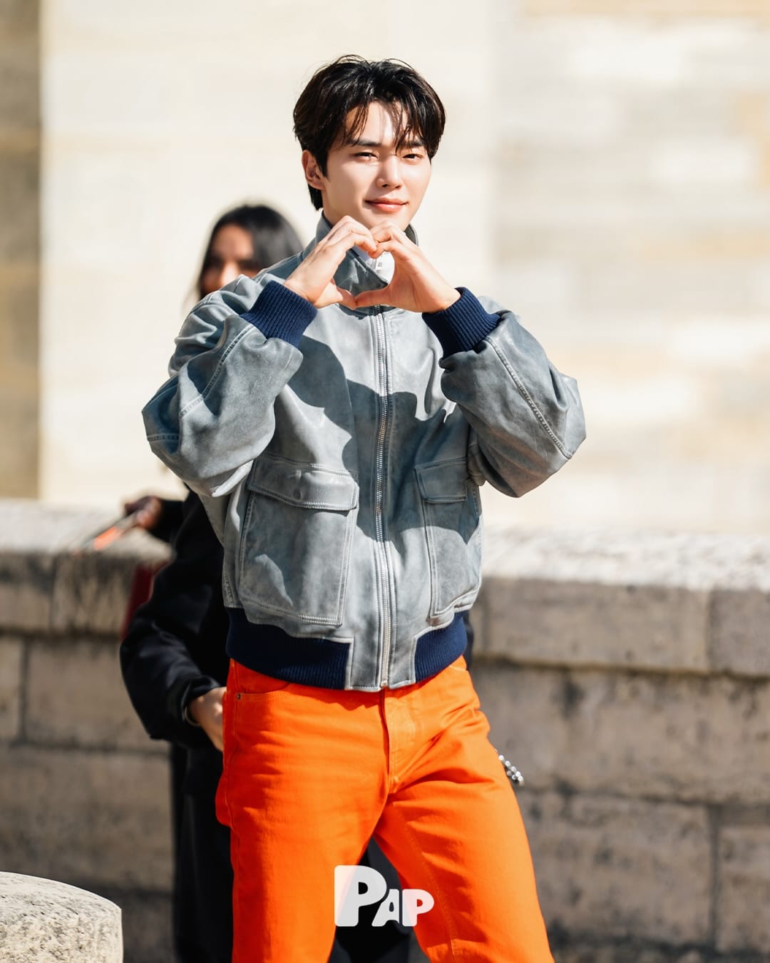 로에베 SS27 쇼장 앞 송강, 파리 거리를 화보로 만들다 — song kang, Look 5