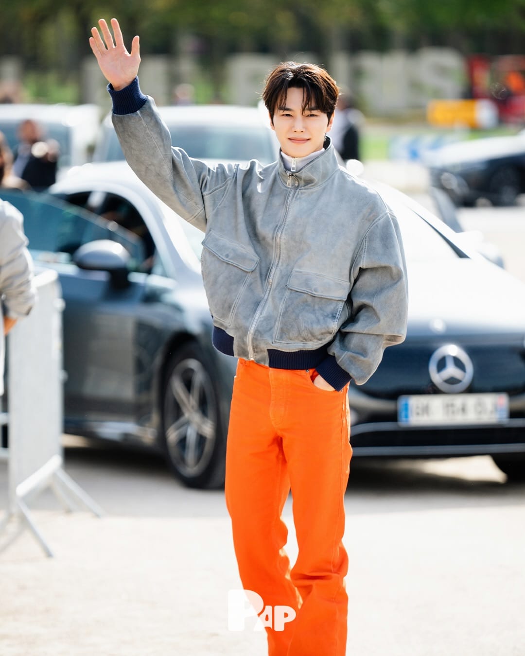 로에베 SS27 쇼장 앞 송강, 파리 거리를 화보로 만들다 — song kang, Look 6