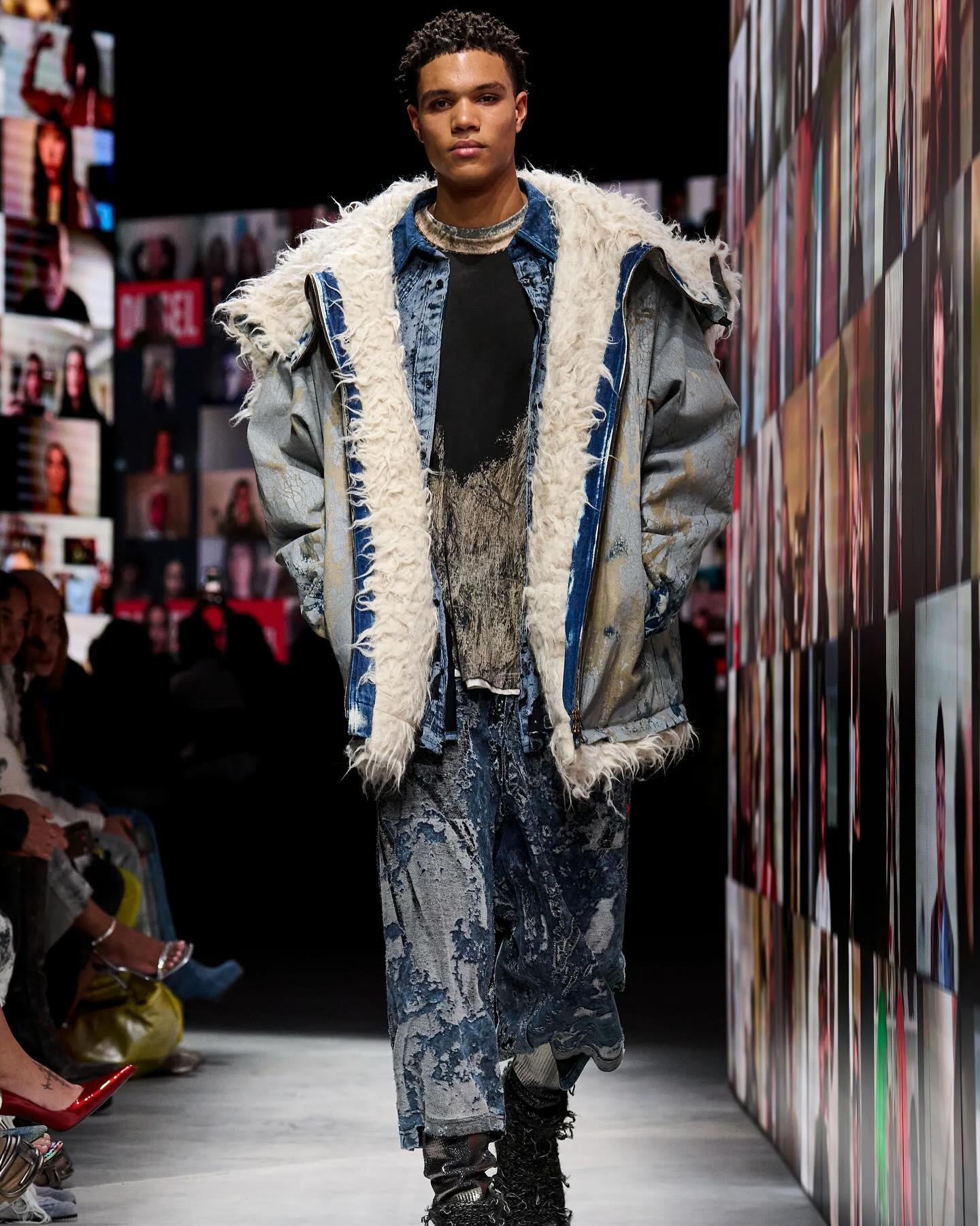 디젤 FW24, 거친 매력의 왁스 매트 니트웨어로 브랜드 아이덴티티 강화 — Look 6