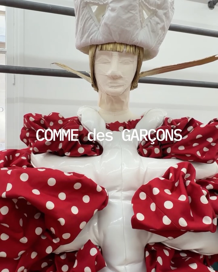 같은 지붕, 세 개의 언어 — comme des garcons, Look 2