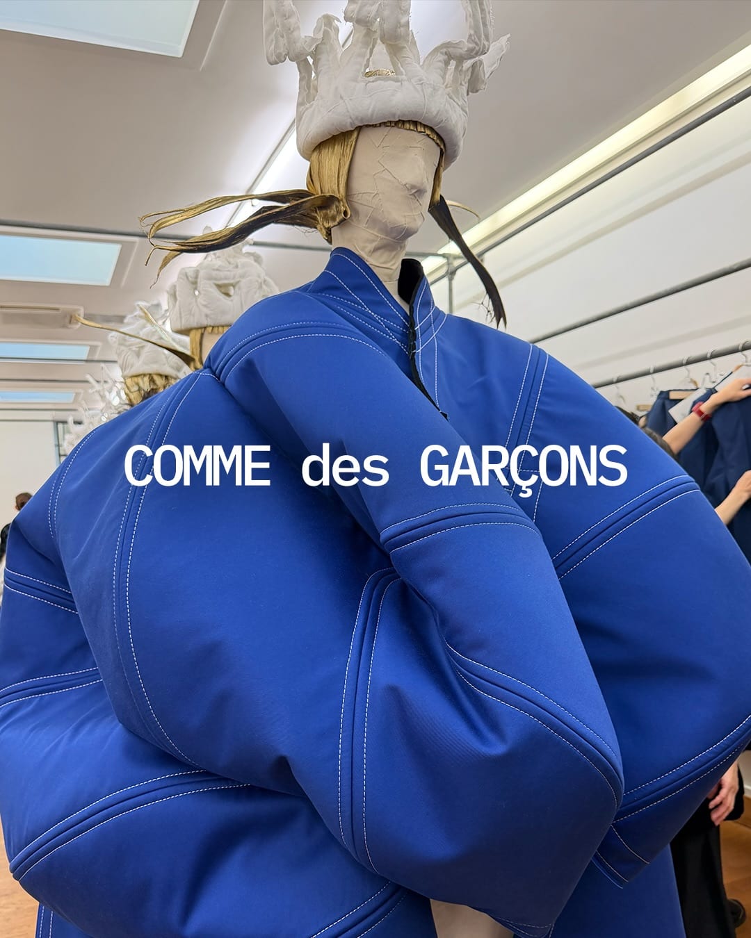 같은 지붕, 세 개의 언어 — comme des garcons, Look 3