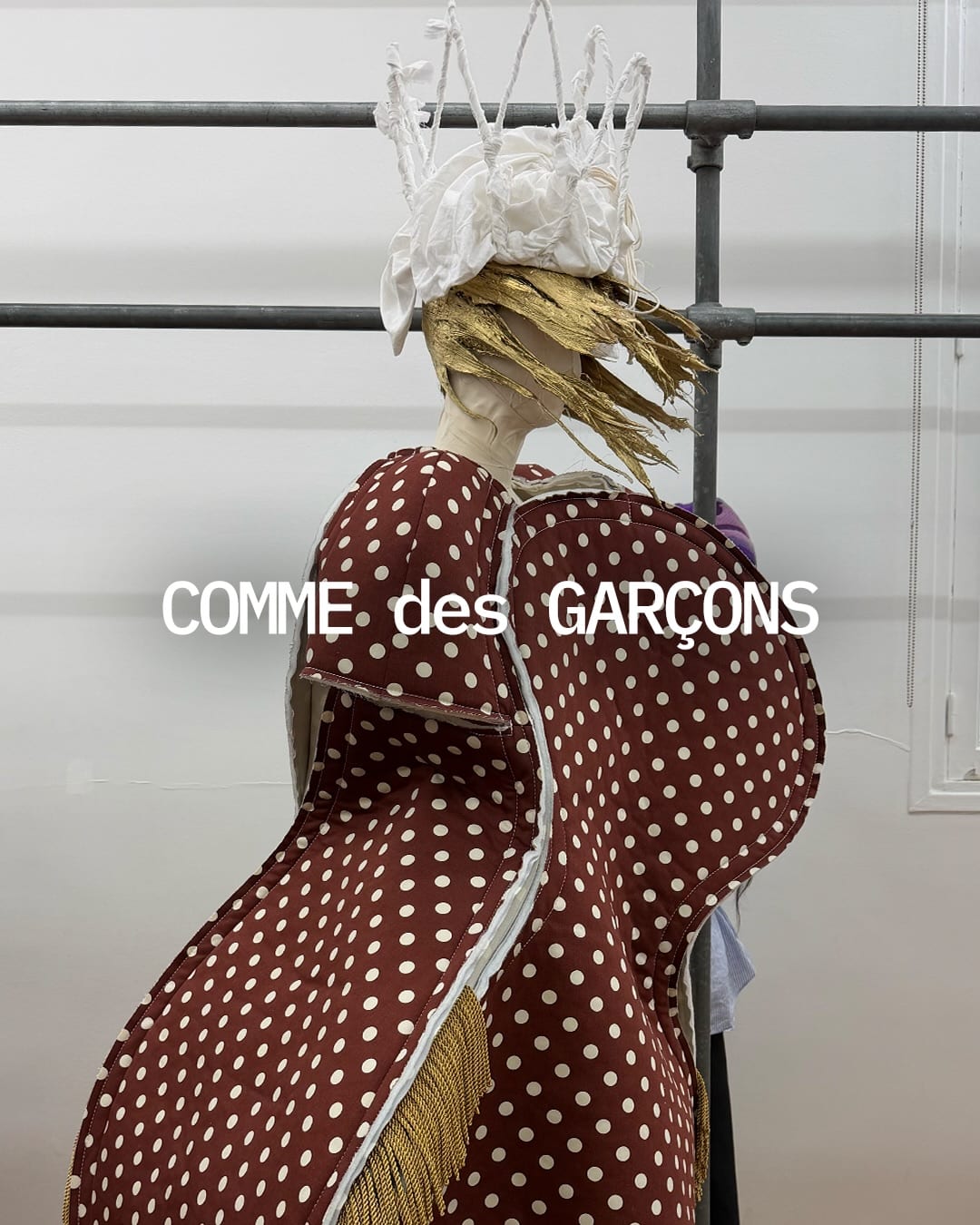 같은 지붕, 세 개의 언어 — comme des garcons, Look 5