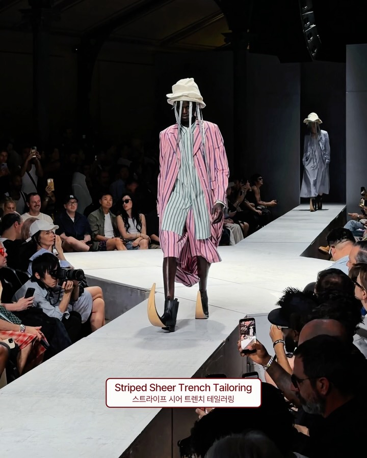 꼼데가르송 옴므 플러스 2027 S/S — 색과 비율의 충돌 — Look 2