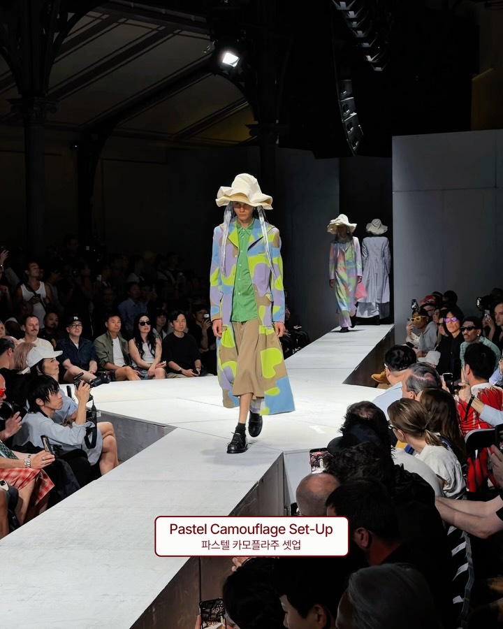 꼼데가르송 옴므 플러스 2027 S/S — 색과 비율의 충돌 — Look 3