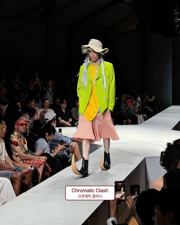 꼼데가르송 옴므 플러스 2027 S/S — 색과 비율의 충돌 — Look 4