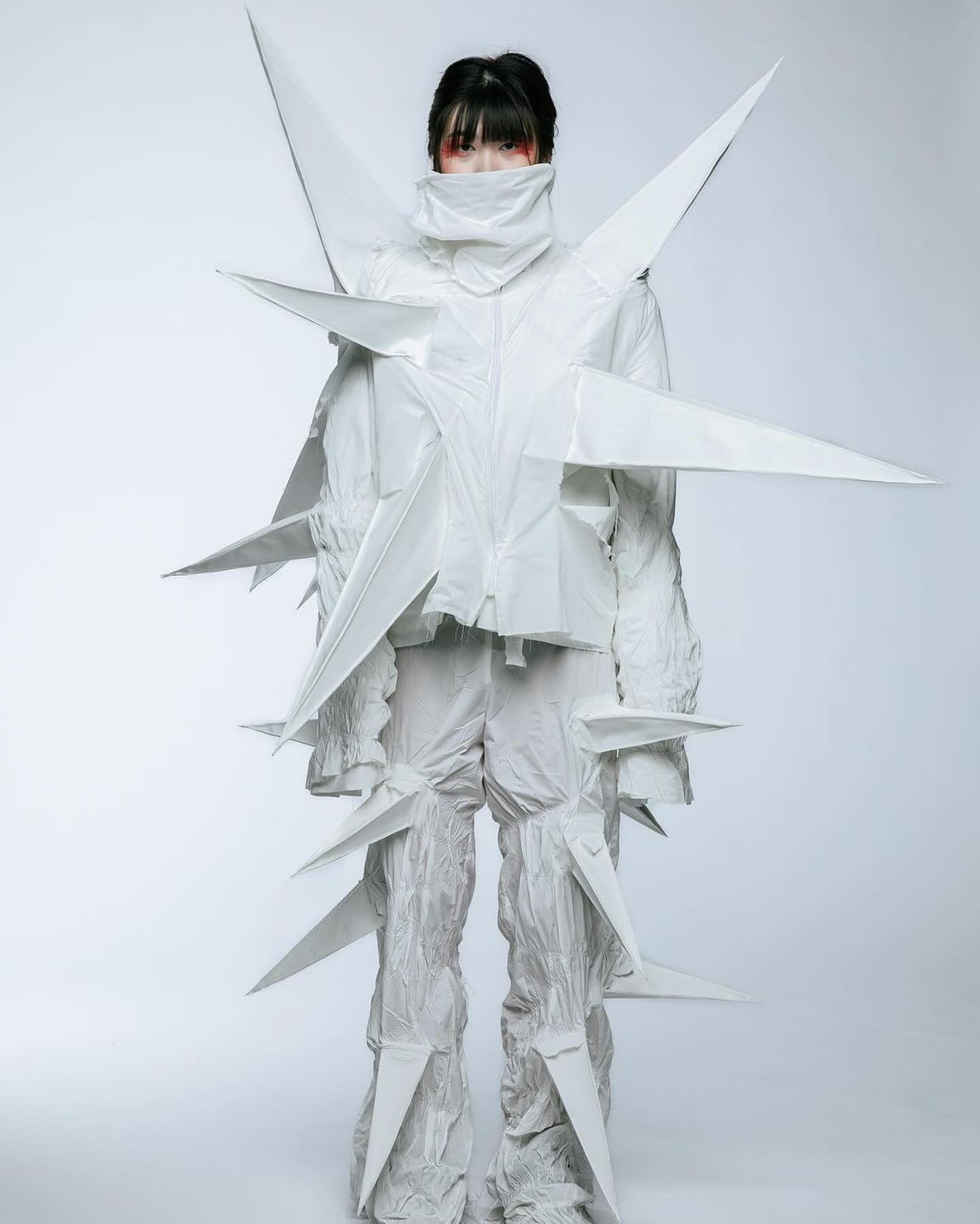 가시 돋친 백색 공포, 핵 폭발의 빛을 입다 — Look 2