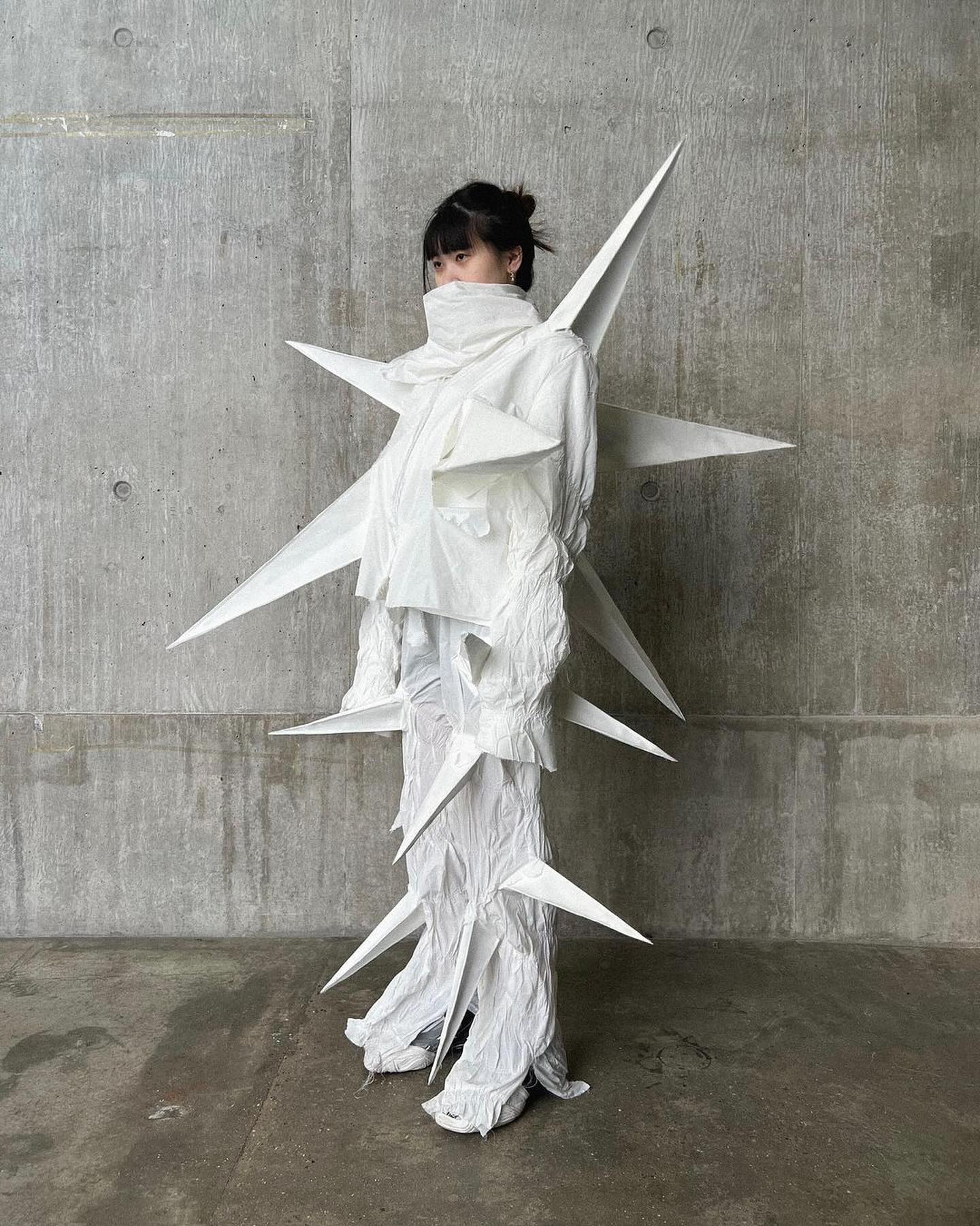 가시 돋친 백색 공포, 핵 폭발의 빛을 입다 — Look 3