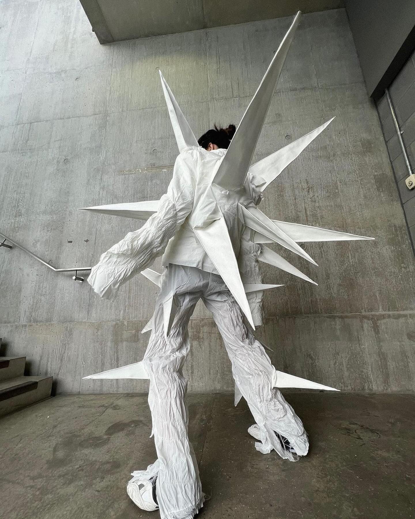 가시 돋친 백색 공포, 핵 폭발의 빛을 입다 — Look 4