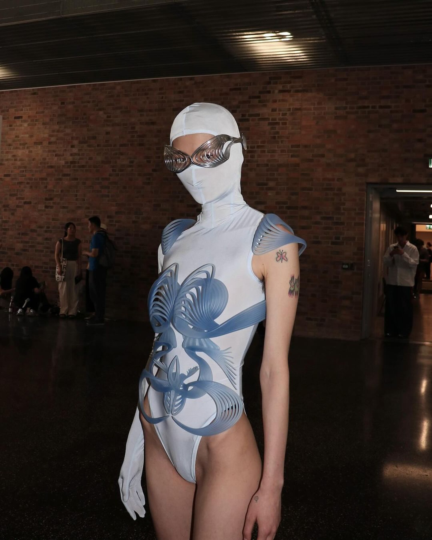 K.ingminchen, 미래주의 웨어러블 아트로 선보인 헤르츠의 울림 — Look 3