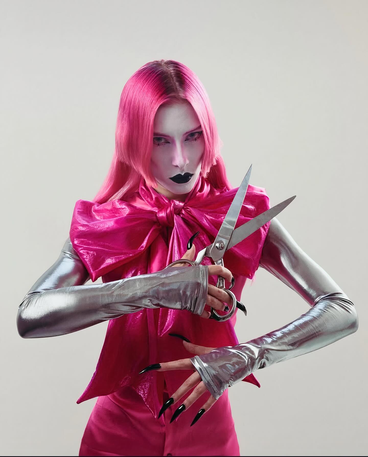 광대의 귀환: 다다이즘을 입은 그로테스크 패션 — Look 2