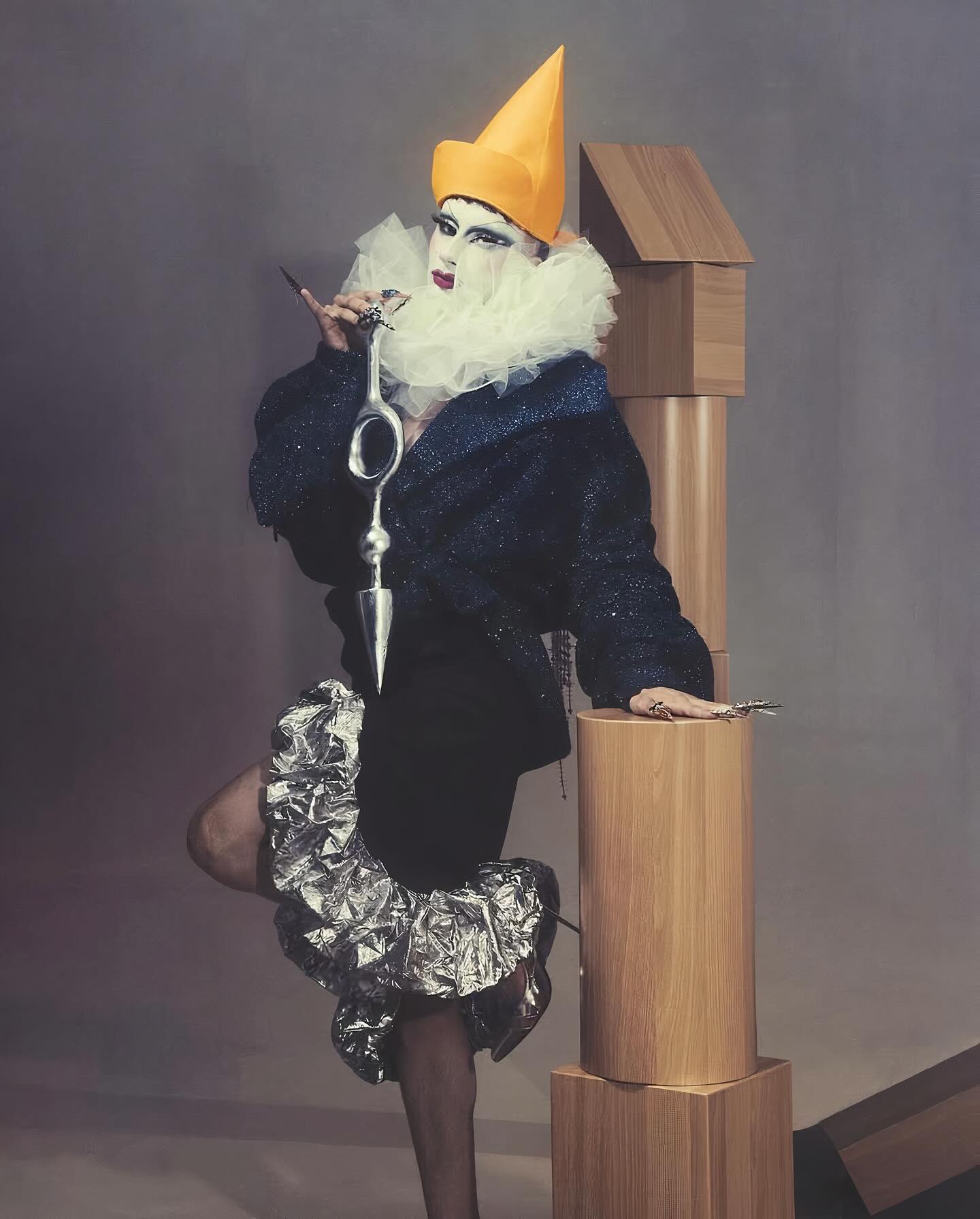 광대의 귀환: 다다이즘을 입은 그로테스크 패션 — Look 4