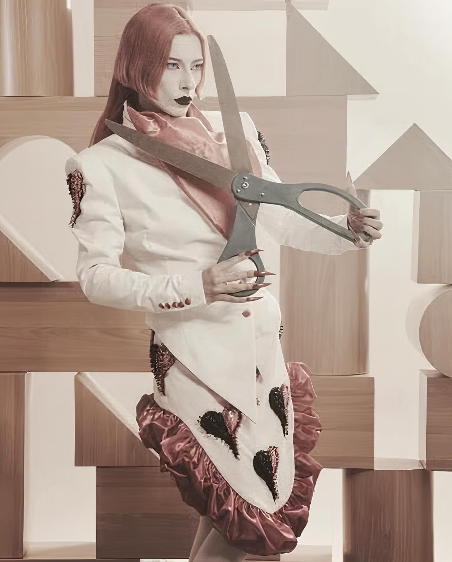 광대의 귀환: 다다이즘을 입은 그로테스크 패션 — Look 5