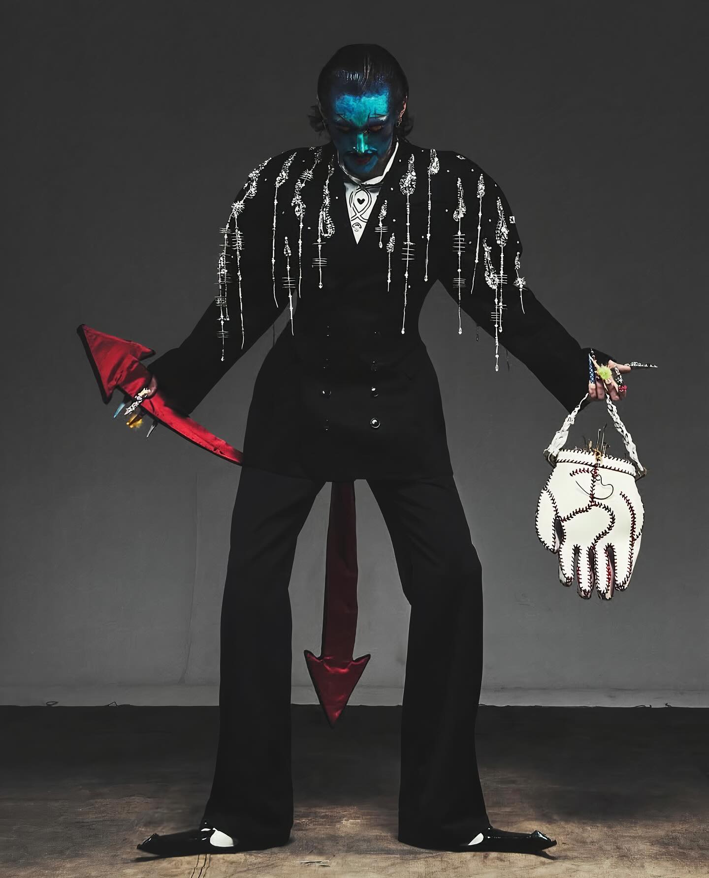 광대의 귀환: 다다이즘을 입은 그로테스크 패션 — Look 6