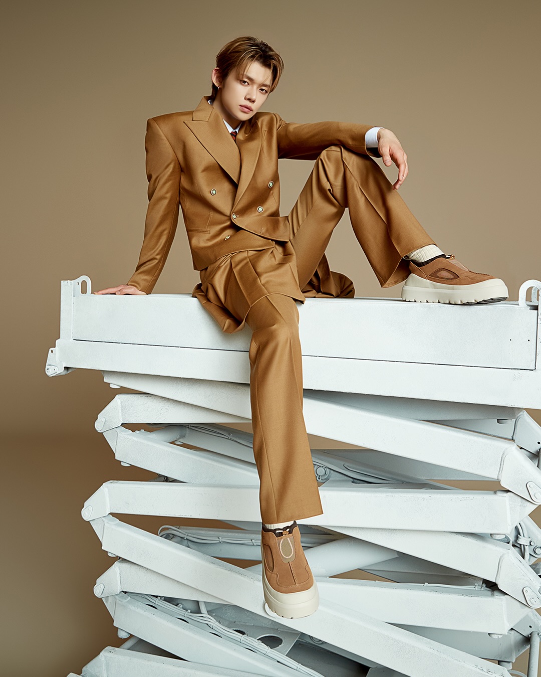 어그, 투모로우바이투게더 연준과 함께한 26SS 캠페인 공개 — Look 5