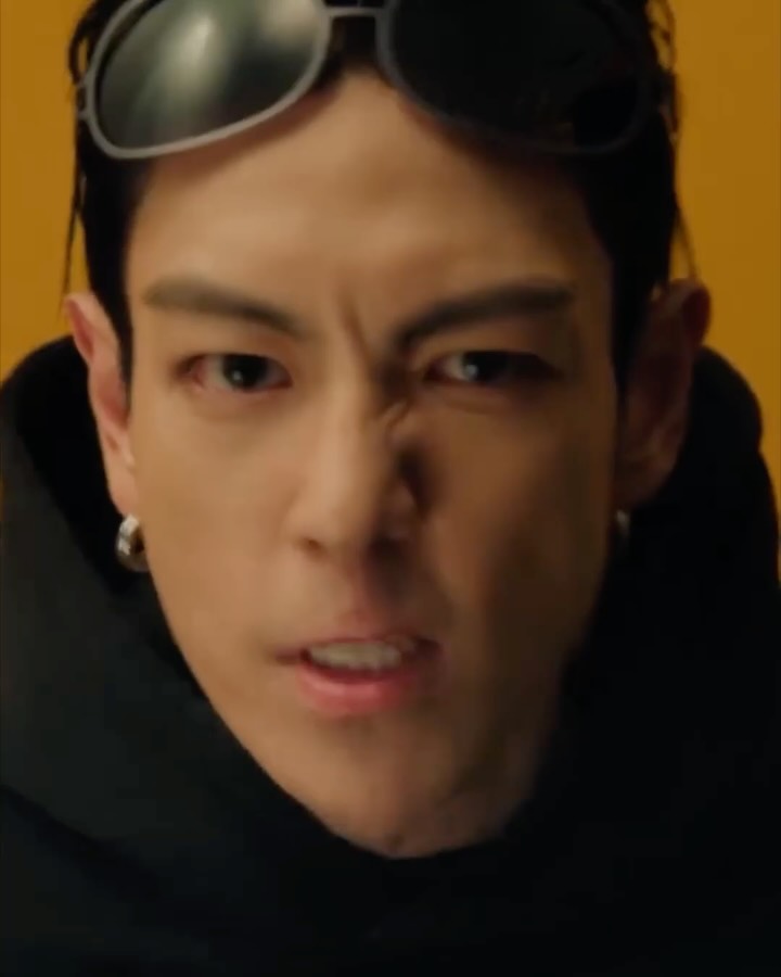 탑 X 나나, '완전미쳤어 (Studio54)' 뮤직비디오 공개 — Look 2