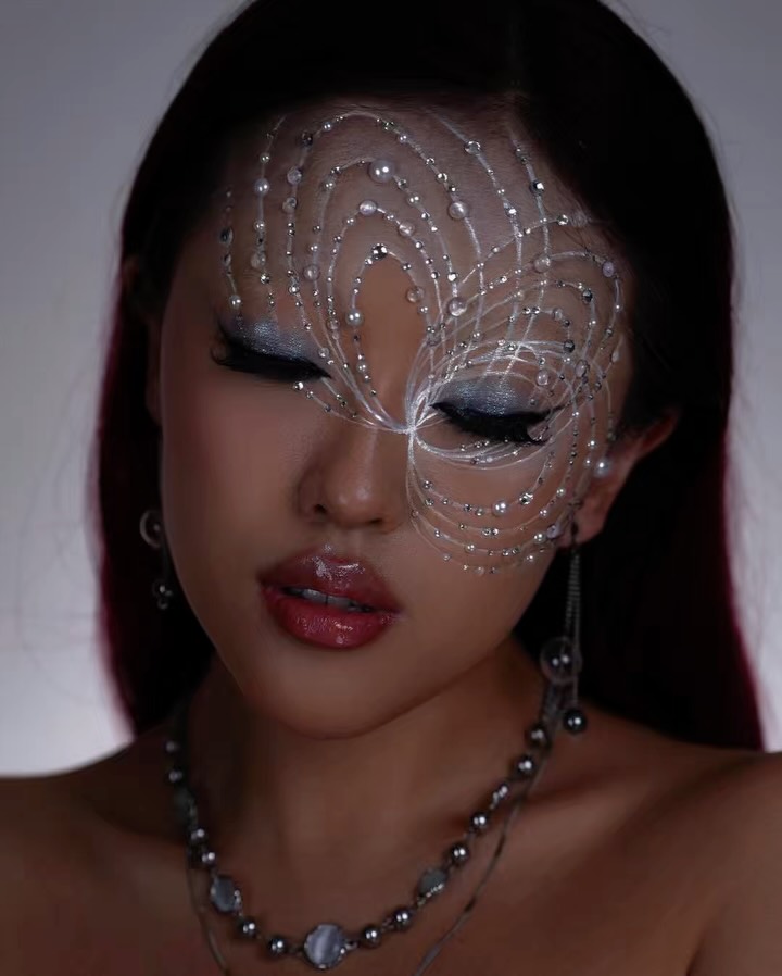파운데이션만 바르고 지나치던 이마, 이제 가장 넓은 캔버스 — forehead maxxing, Look 5