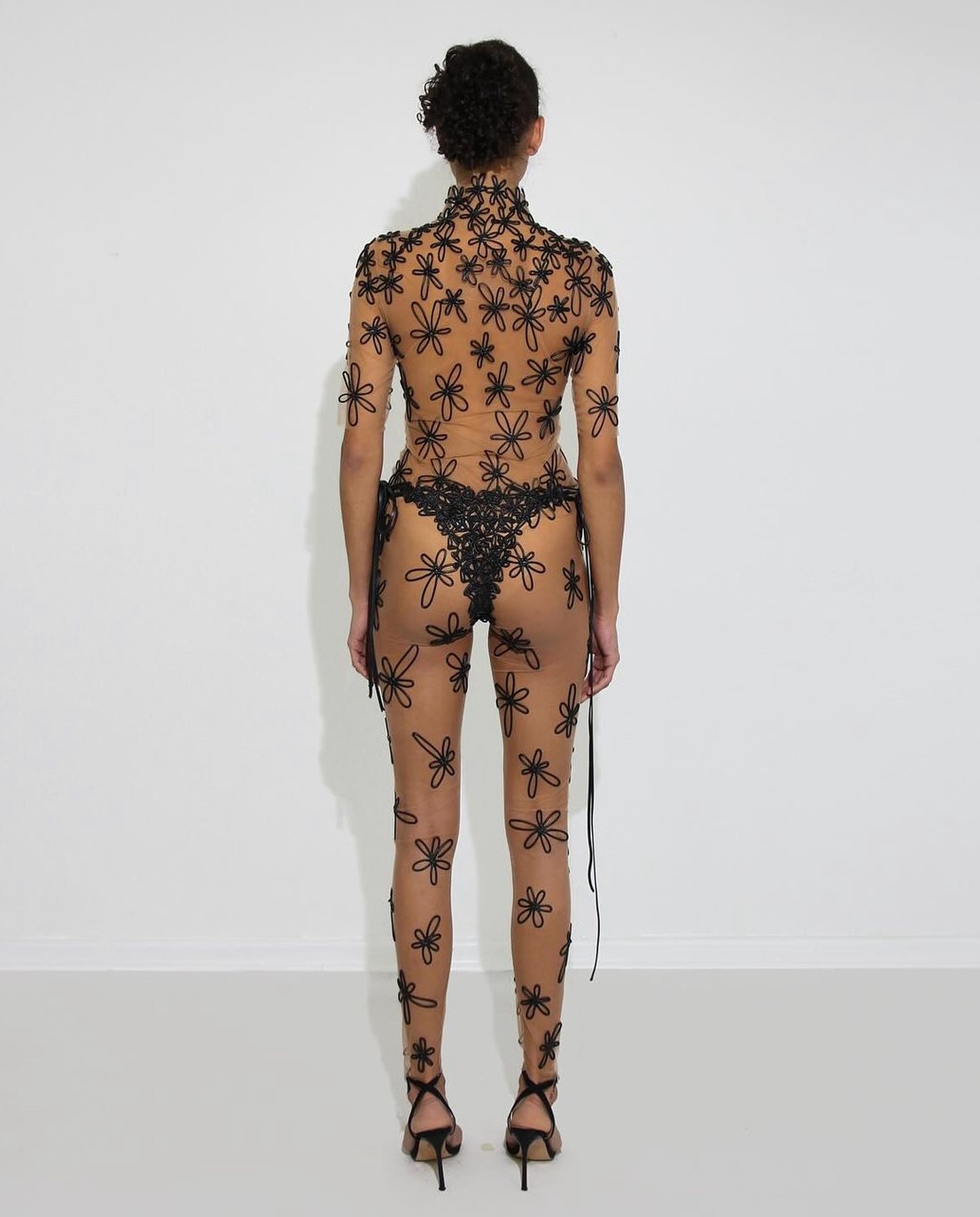 베를린 디자이너 Kasia Kucharska, 라텍스로 레이스를 재정의하다 — Look 2