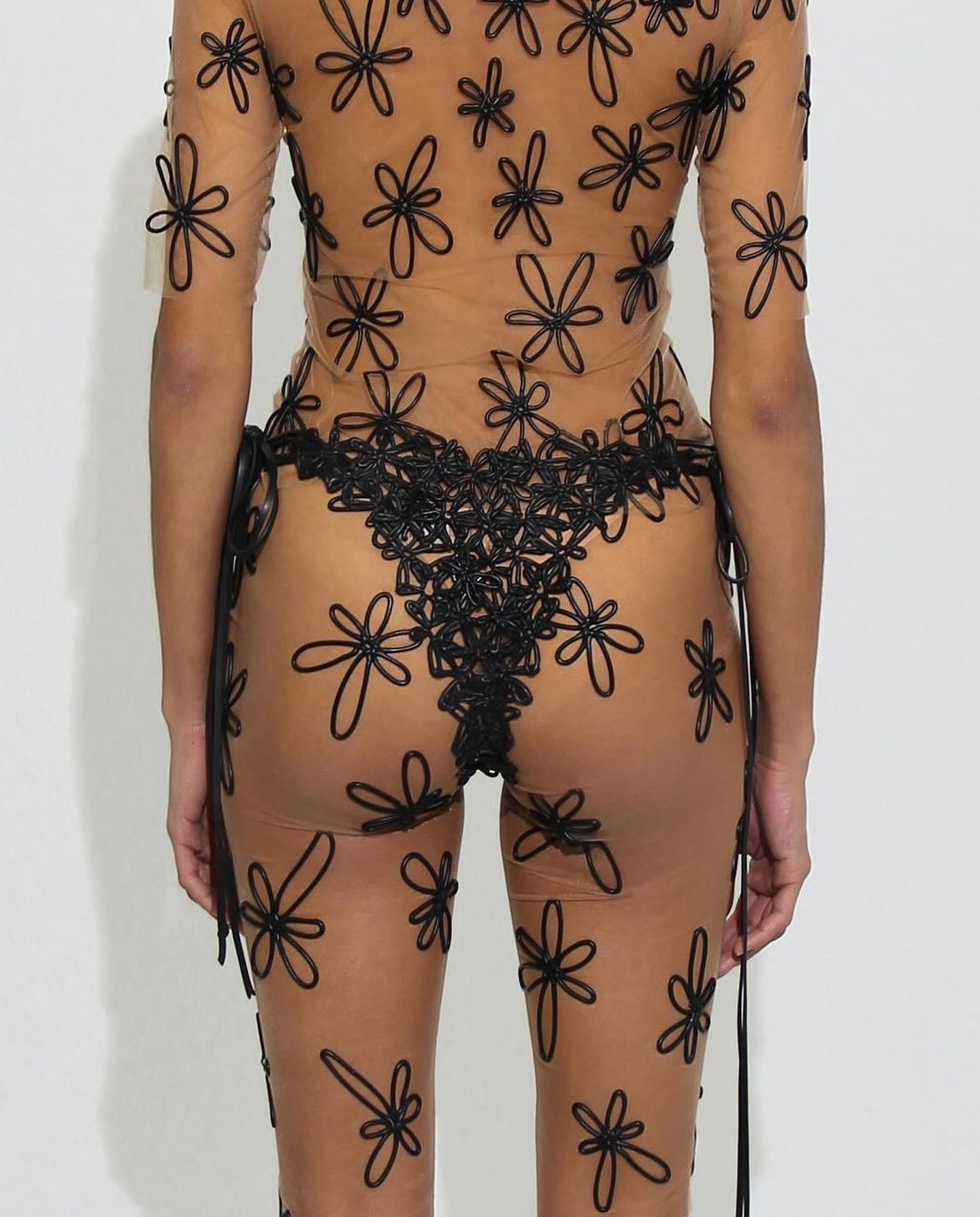 베를린 디자이너 Kasia Kucharska, 라텍스로 레이스를 재정의하다 — Look 3