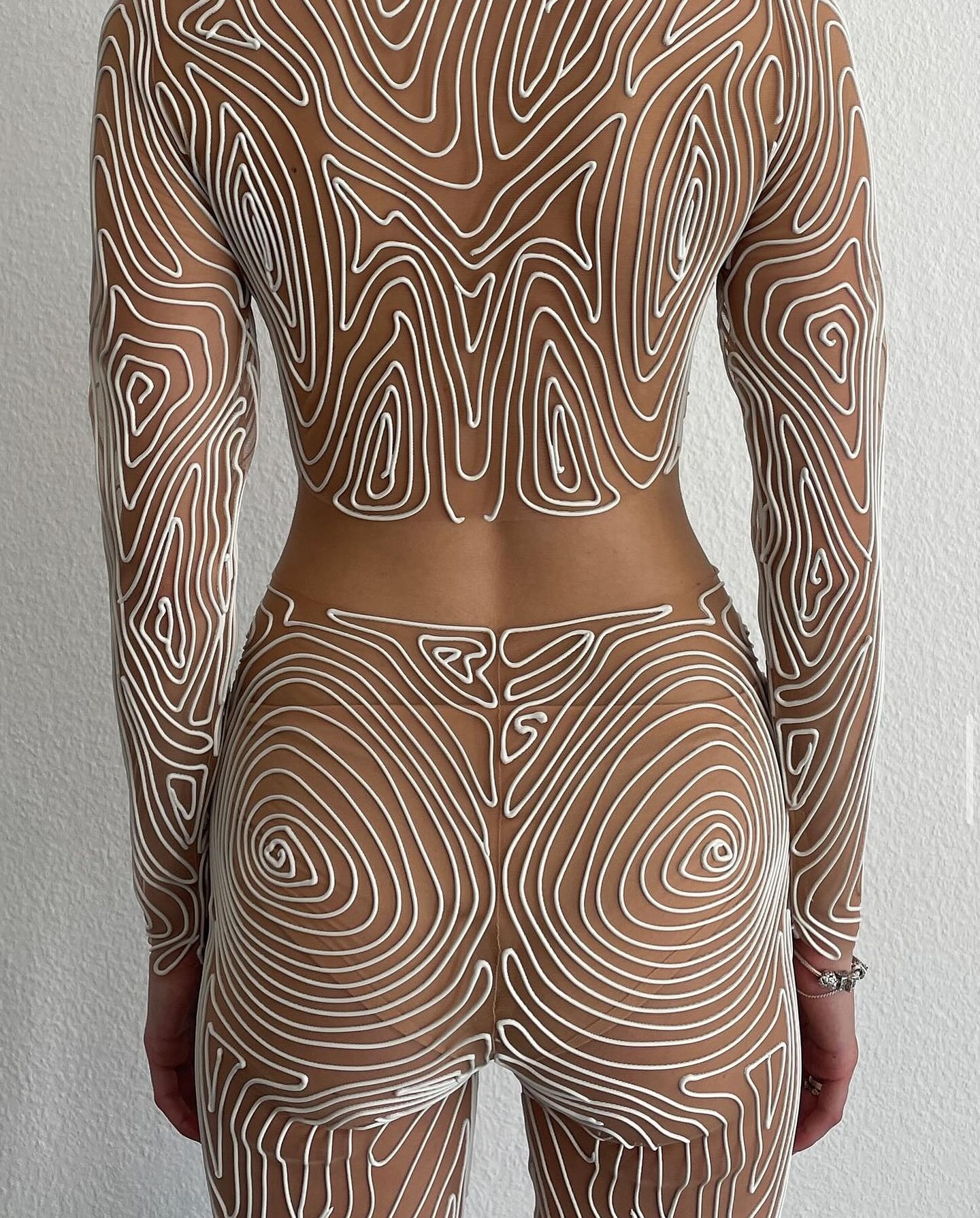 베를린 디자이너 Kasia Kucharska, 라텍스로 레이스를 재정의하다 — Look 4