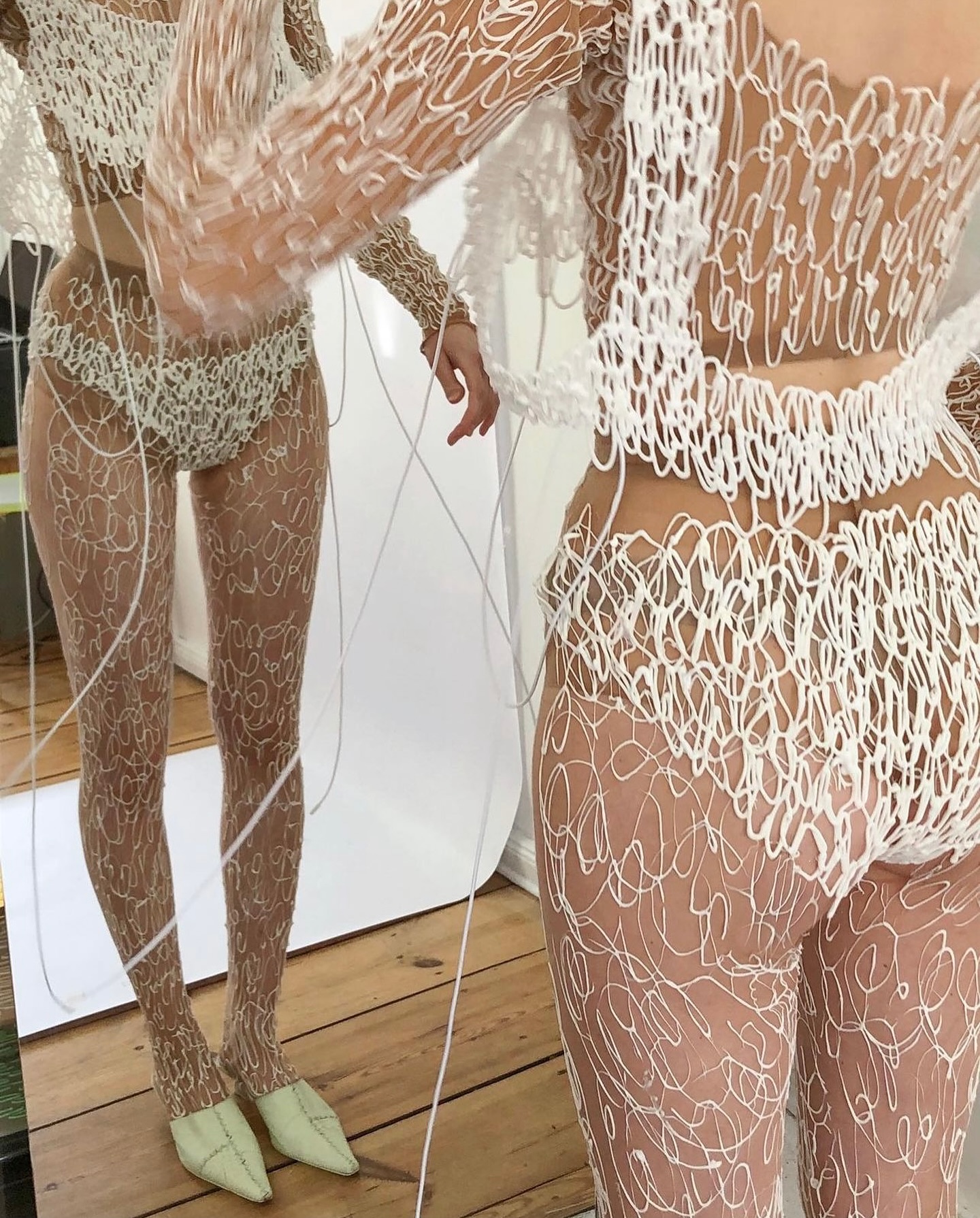 베를린 디자이너 Kasia Kucharska, 라텍스로 레이스를 재정의하다 — Look 5