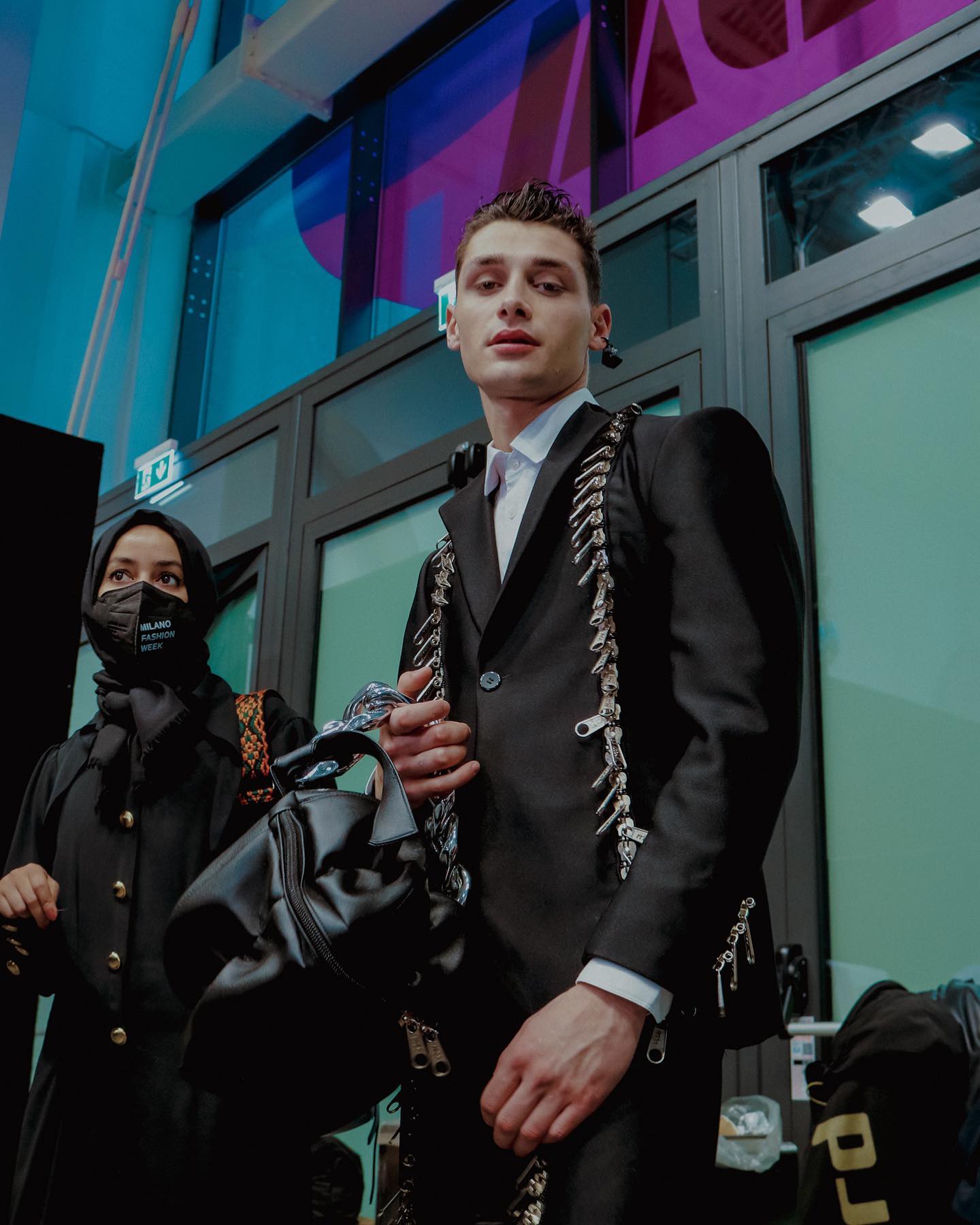 도쿄 제임스, 밀라노 무대에서 펼친 대담한 컬러 플레이 — Look 2