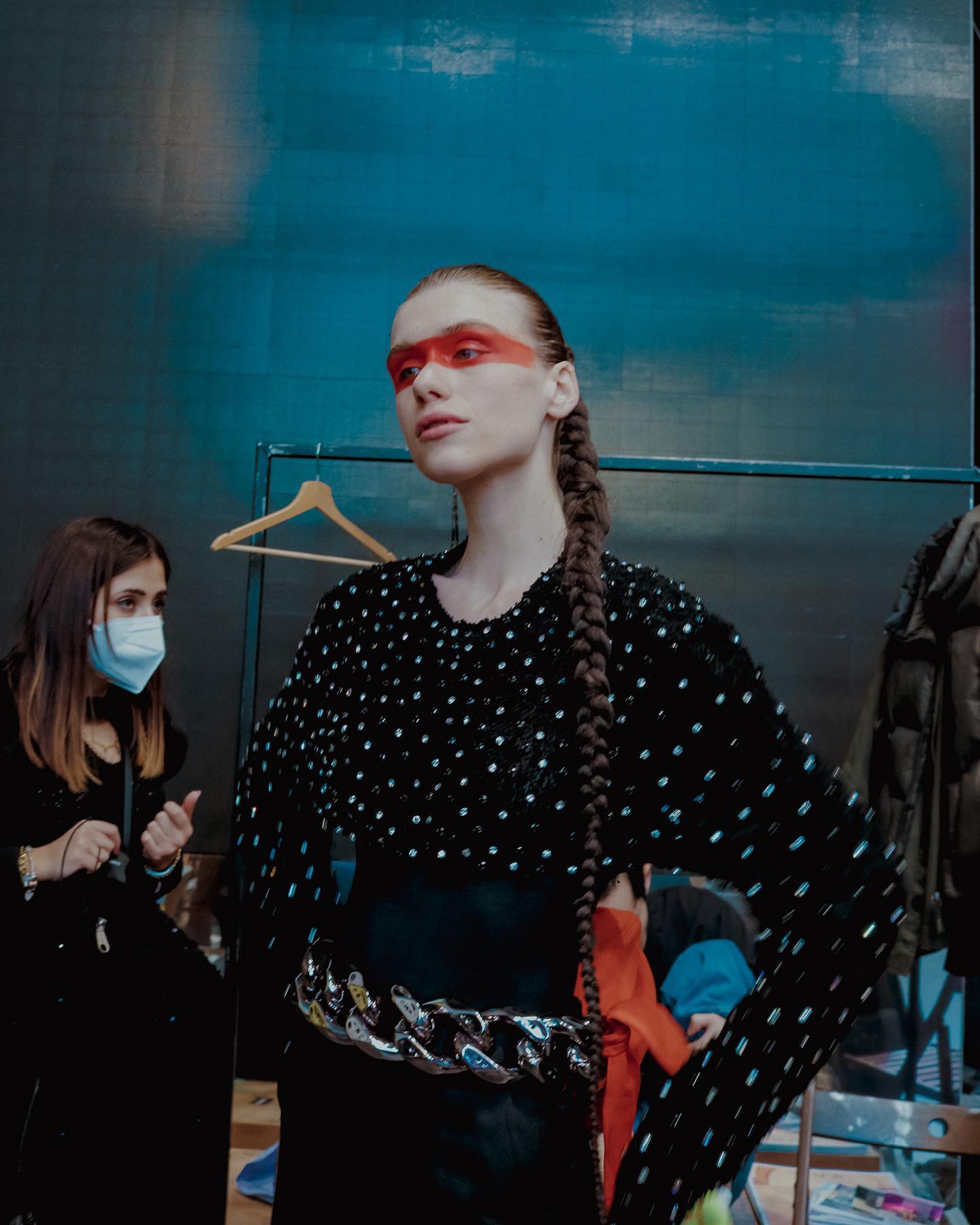 도쿄 제임스, 밀라노 무대에서 펼친 대담한 컬러 플레이 — Look 5