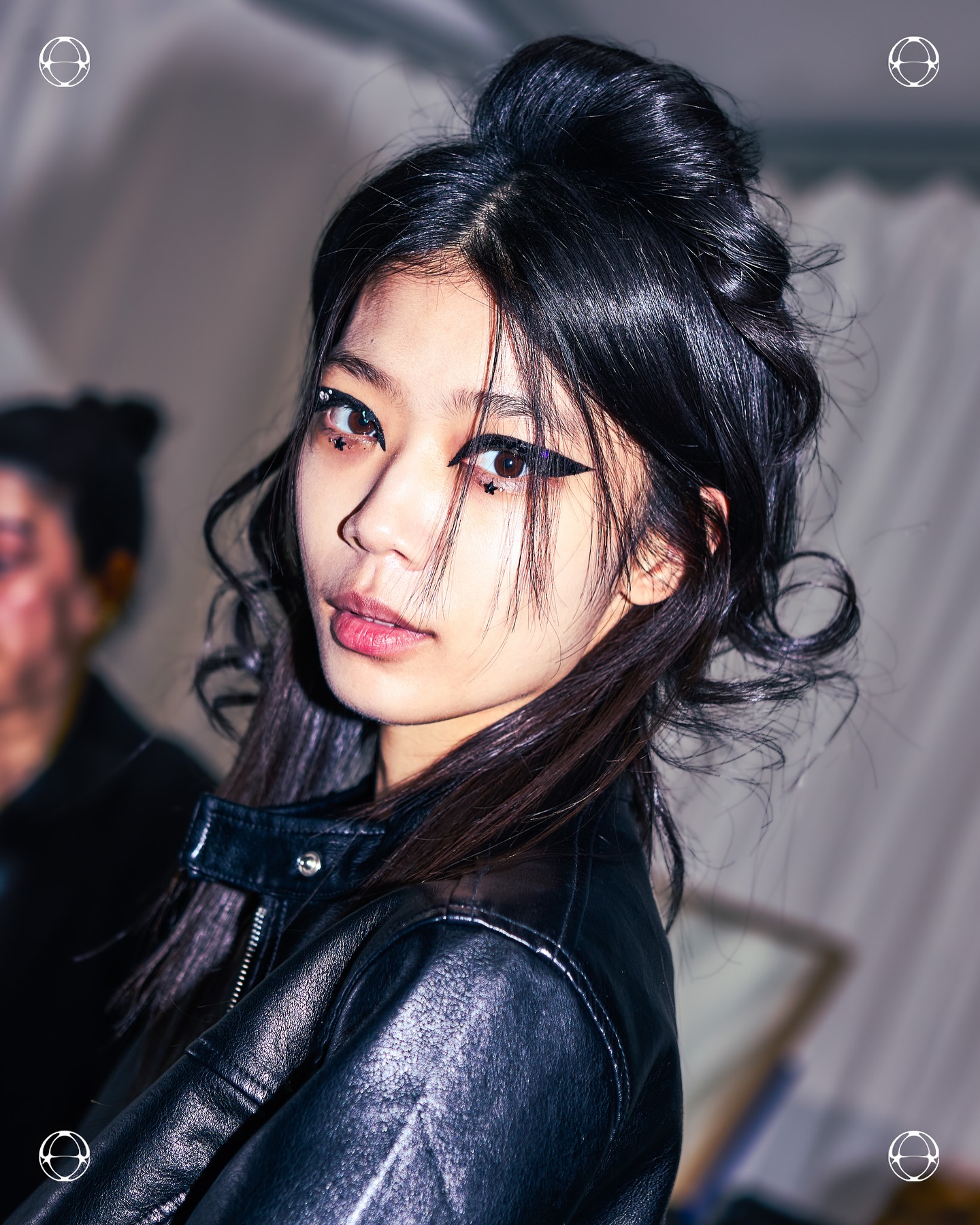 고스 걸스, 애니예 레코즈 FW25 무대 뒤편을 장악하다 — Look 10
