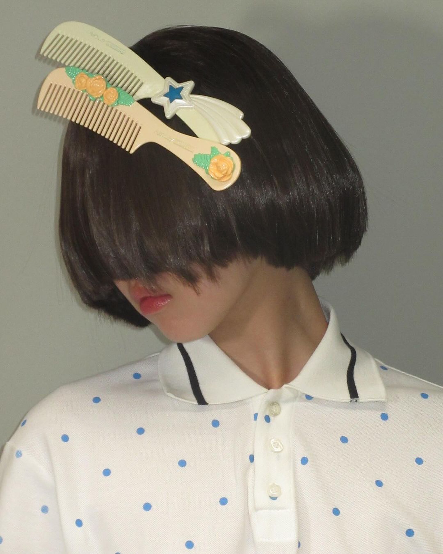 애슐리 윌리엄스 2025 S/S, 동화적 향수와 반항의 양가성 — Look 2