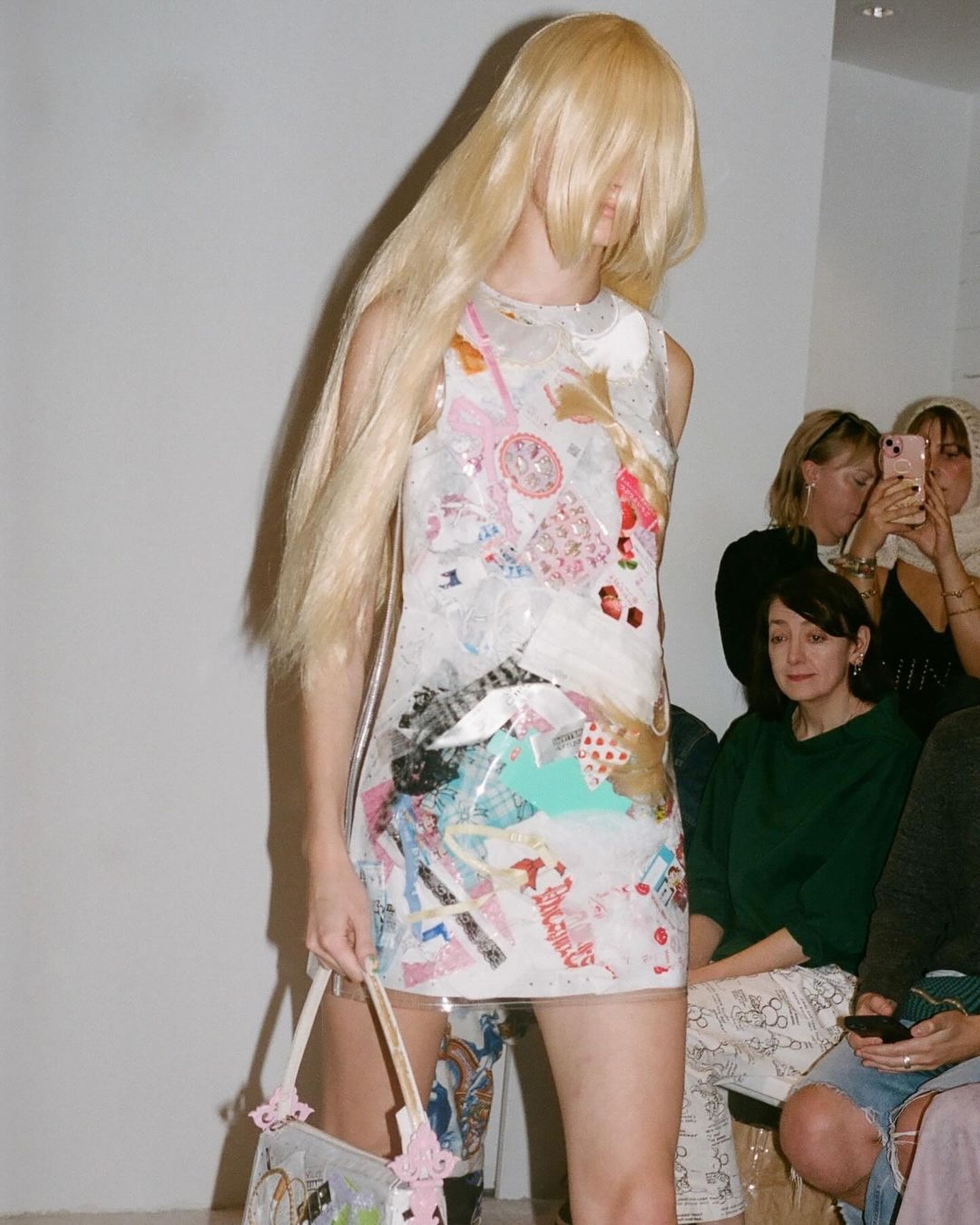 애슐리 윌리엄스 2025 S/S, 동화적 향수와 반항의 양가성 — Look 5
