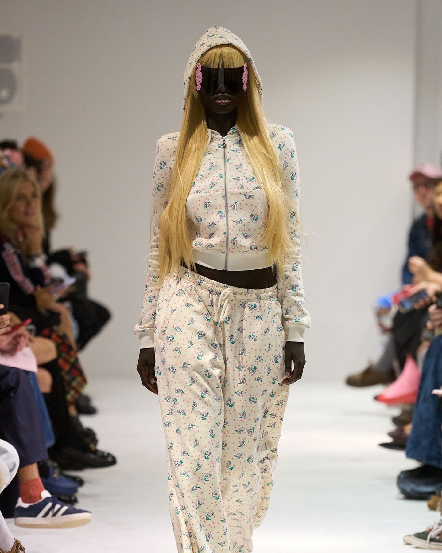애슐리 윌리엄스 2025 S/S, 동화적 향수와 반항의 양가성 — Look 7