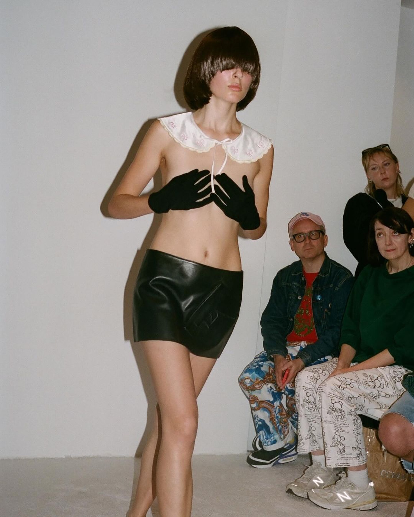 애슐리 윌리엄스 2025 S/S, 동화적 향수와 반항의 양가성 — Look 8