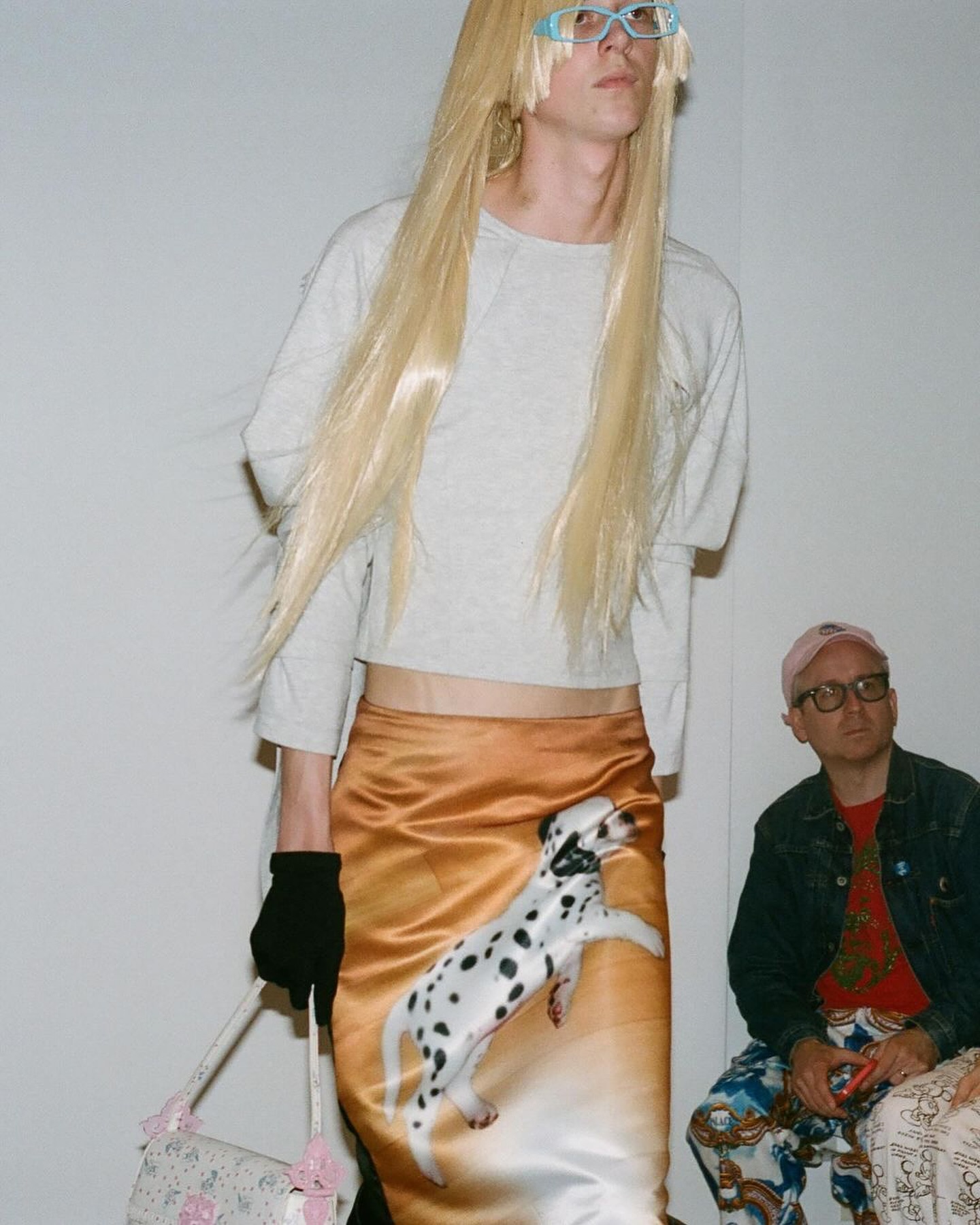 애슐리 윌리엄스 2025 S/S, 동화적 향수와 반항의 양가성 — Look 9