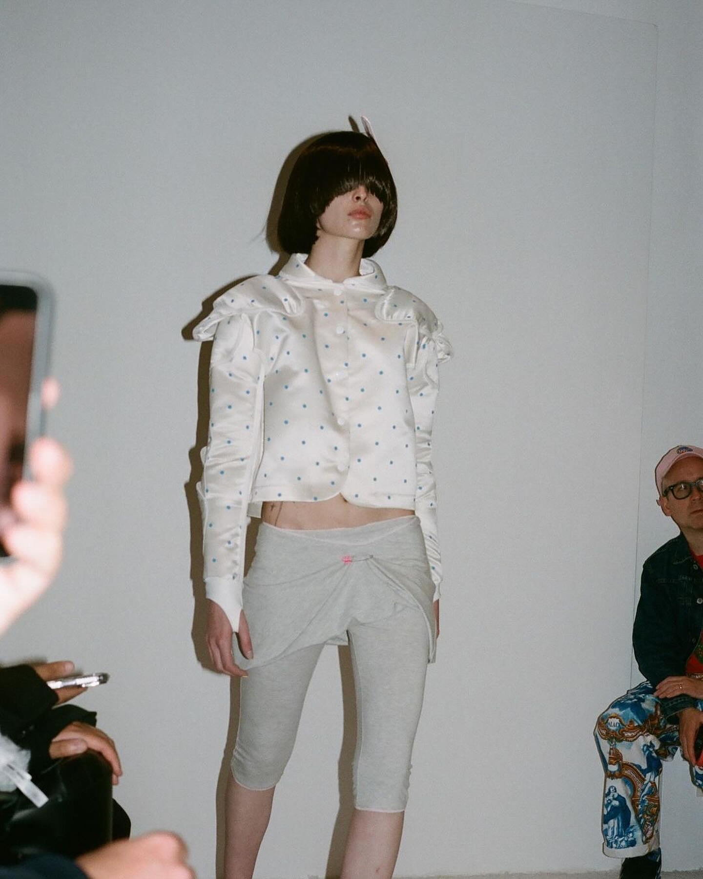 애슐리 윌리엄스 2025 S/S, 동화적 향수와 반항의 양가성 — Look 10