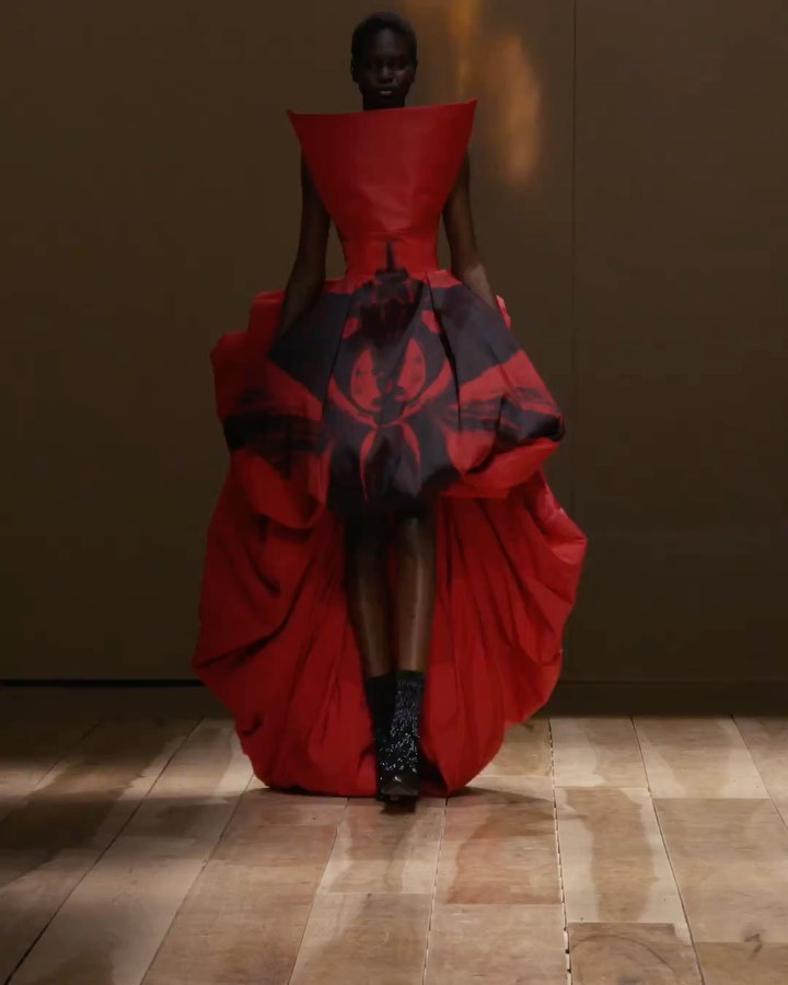 알렉산더 맥퀸, 밤하늘의 별처럼 빛나는 23FW 컬렉션 — Look 5