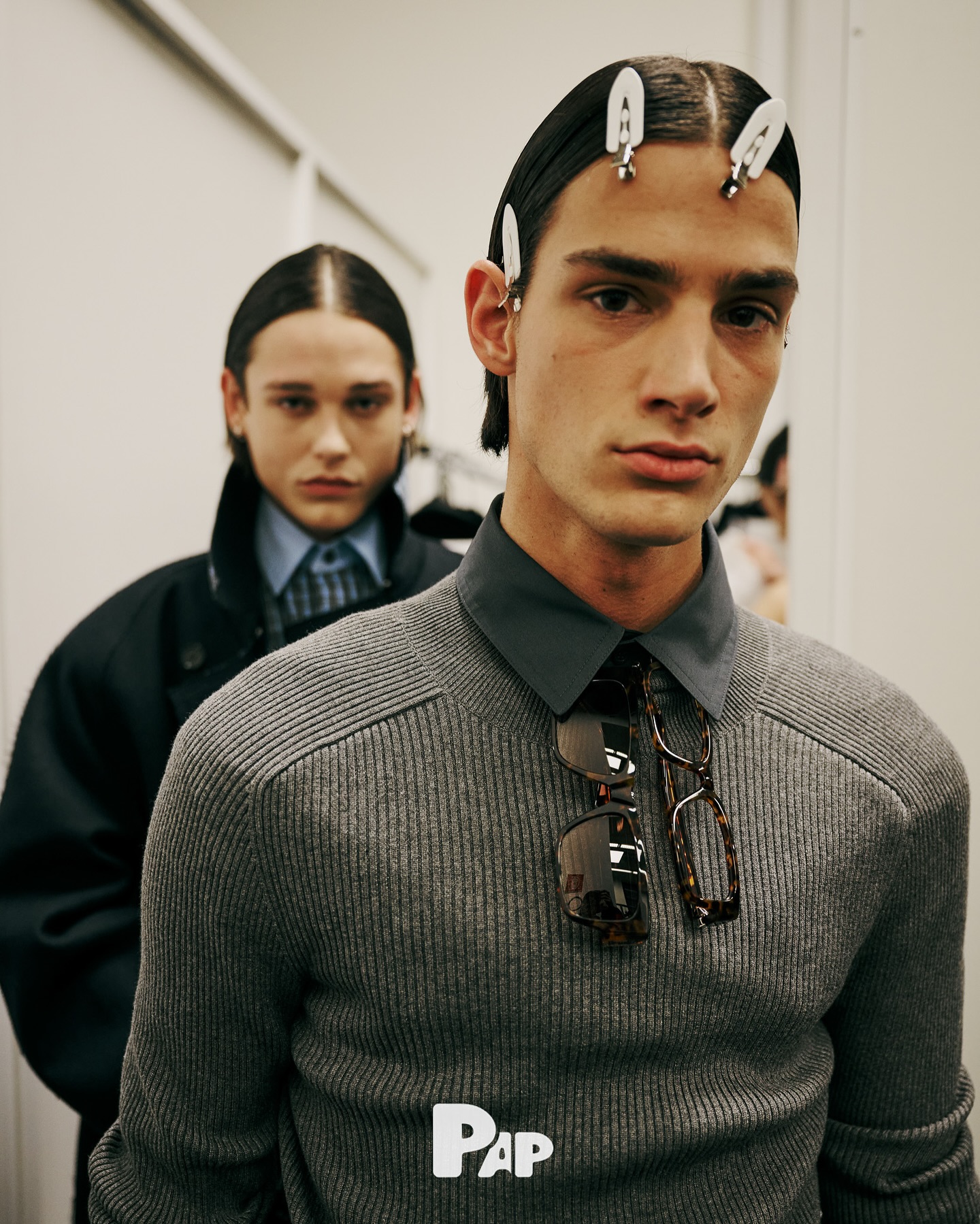 아이스버그 25FW, 백스테이지에서 완성된 클래식 카리스마 — Look 5