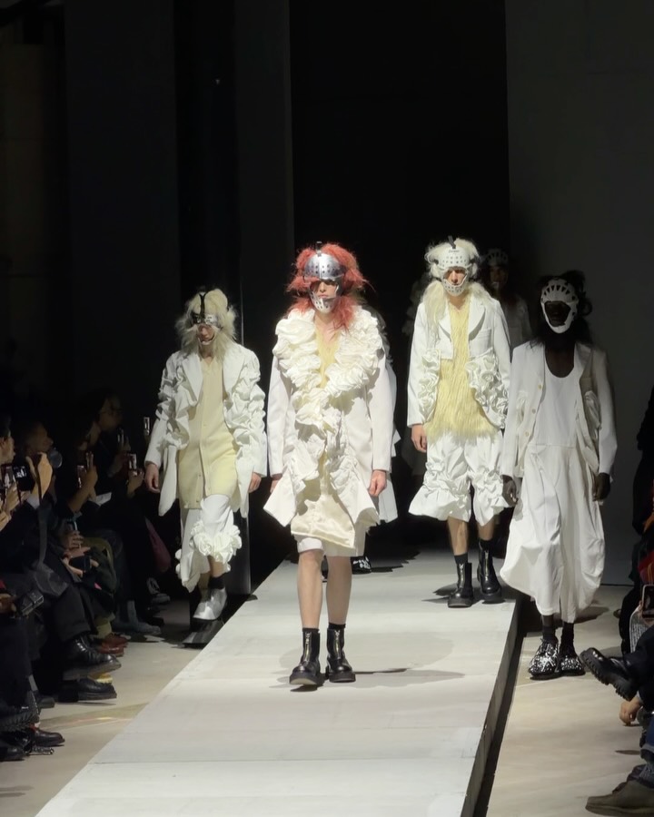 꼼데가르송 옴므 플러스 26FW, 매드맥스 헤드기어로 남성복 경계 해체 — Look 2