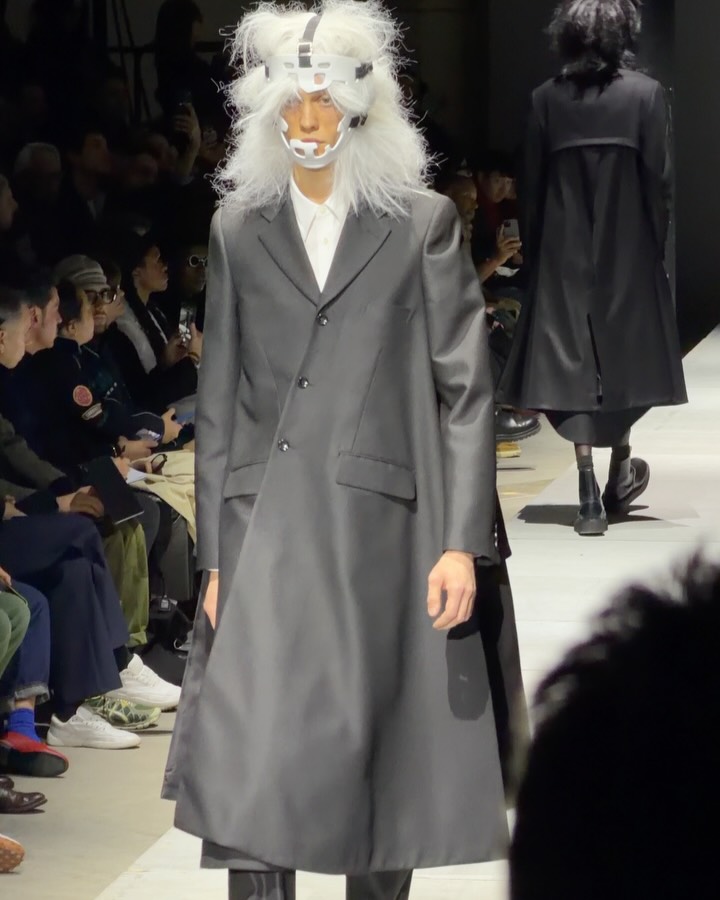꼼데가르송 옴므 플러스 26FW, 매드맥스 헤드기어로 남성복 경계 해체 — Look 3