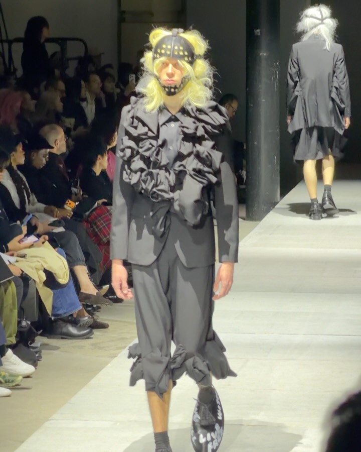꼼데가르송 옴므 플러스 26FW, 매드맥스 헤드기어로 남성복 경계 해체 — Look 4
