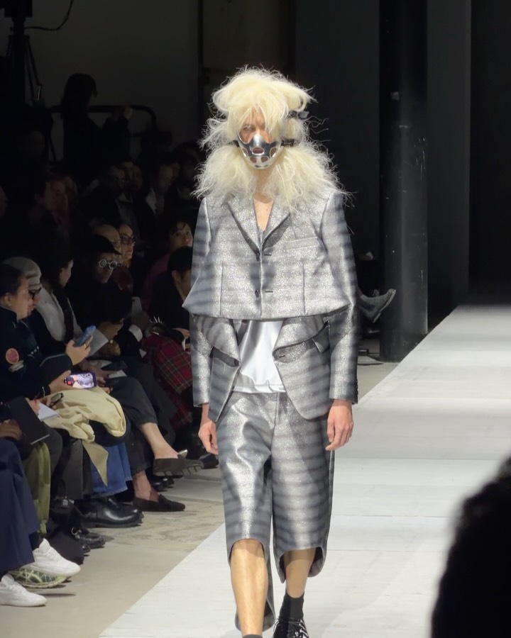 꼼데가르송 옴므 플러스 26FW, 매드맥스 헤드기어로 남성복 경계 해체 — Look 5