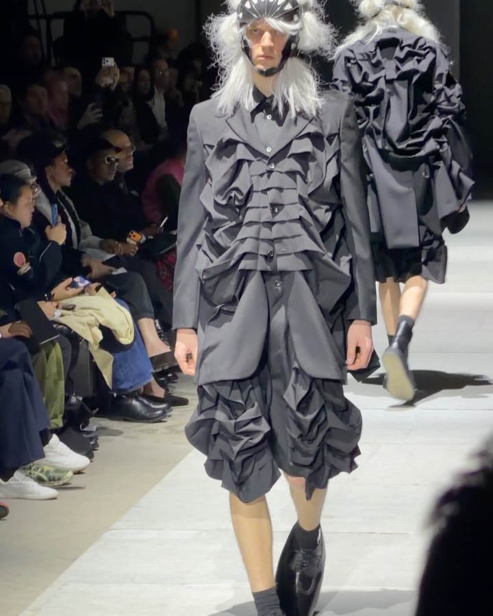 꼼데가르송 옴므 플러스 26FW, 매드맥스 헤드기어로 남성복 경계 해체 — Look 6