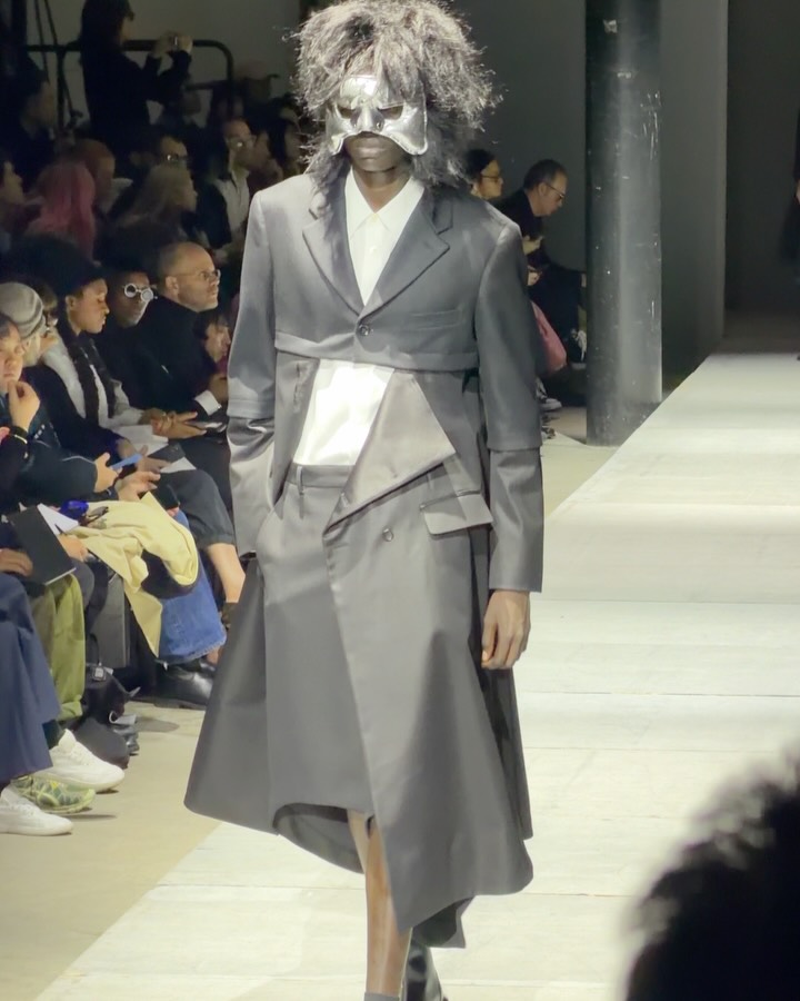 꼼데가르송 옴므 플러스 26FW, 매드맥스 헤드기어로 남성복 경계 해체 — Look 7