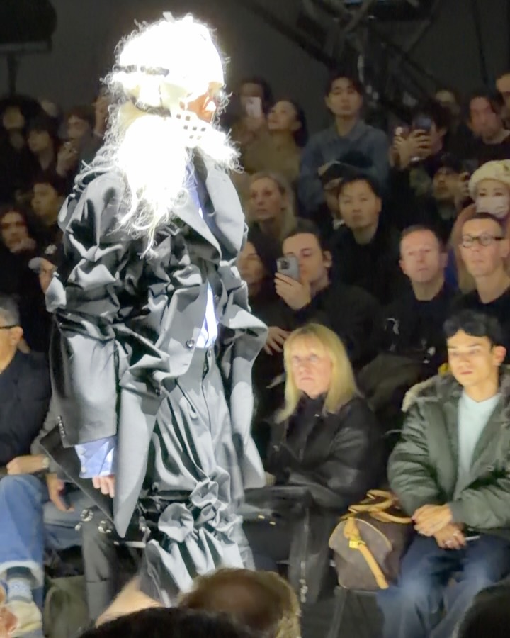 꼼데가르송 옴므 플러스 26FW, 매드맥스 헤드기어로 남성복 경계 해체 — Look 8
