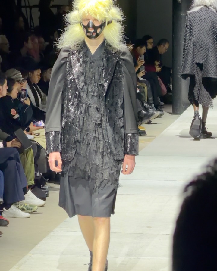꼼데가르송 옴므 플러스 26FW, 매드맥스 헤드기어로 남성복 경계 해체 — Look 9