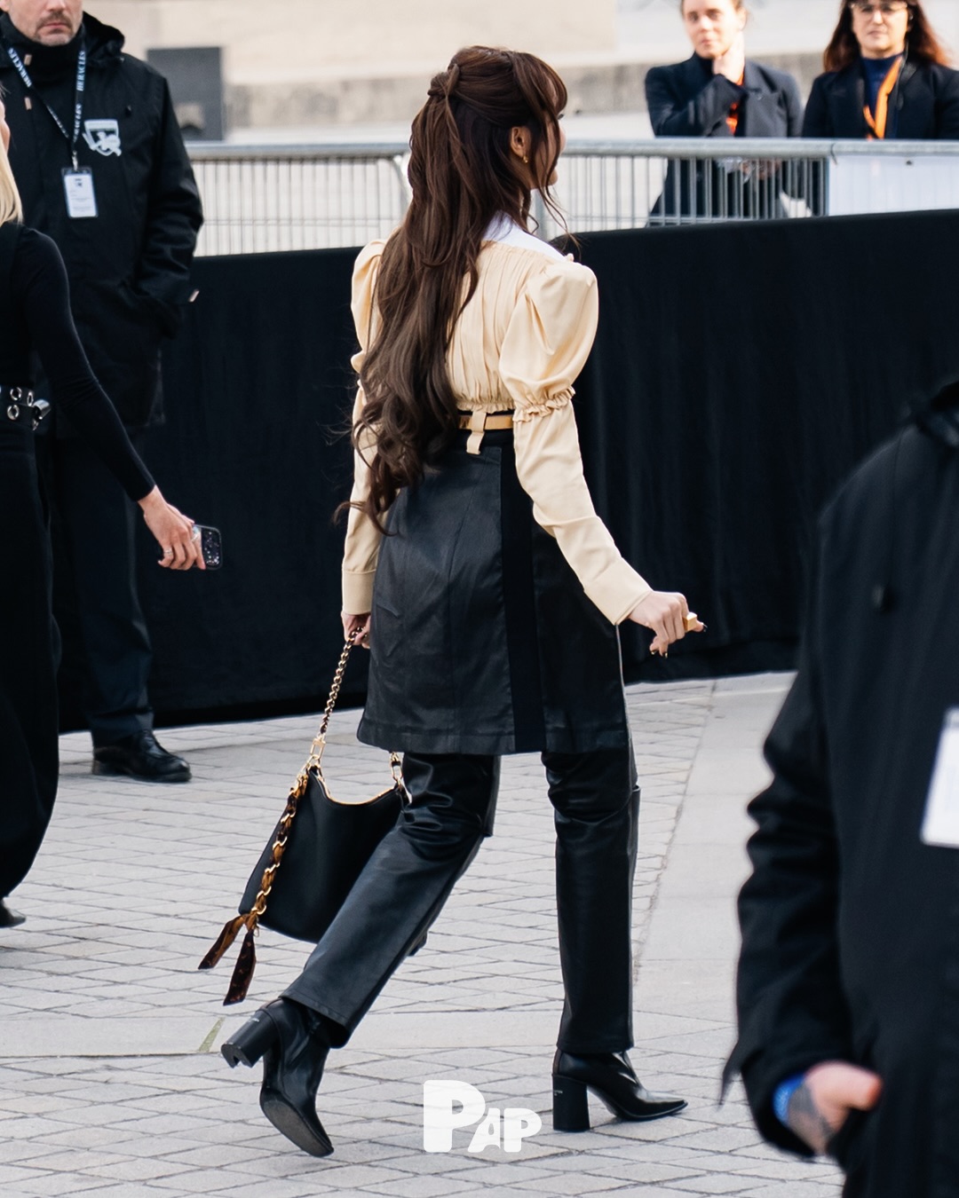리사, 루이 비통 쇼에서 빛난 럭셔리 스타일링 — Look 2