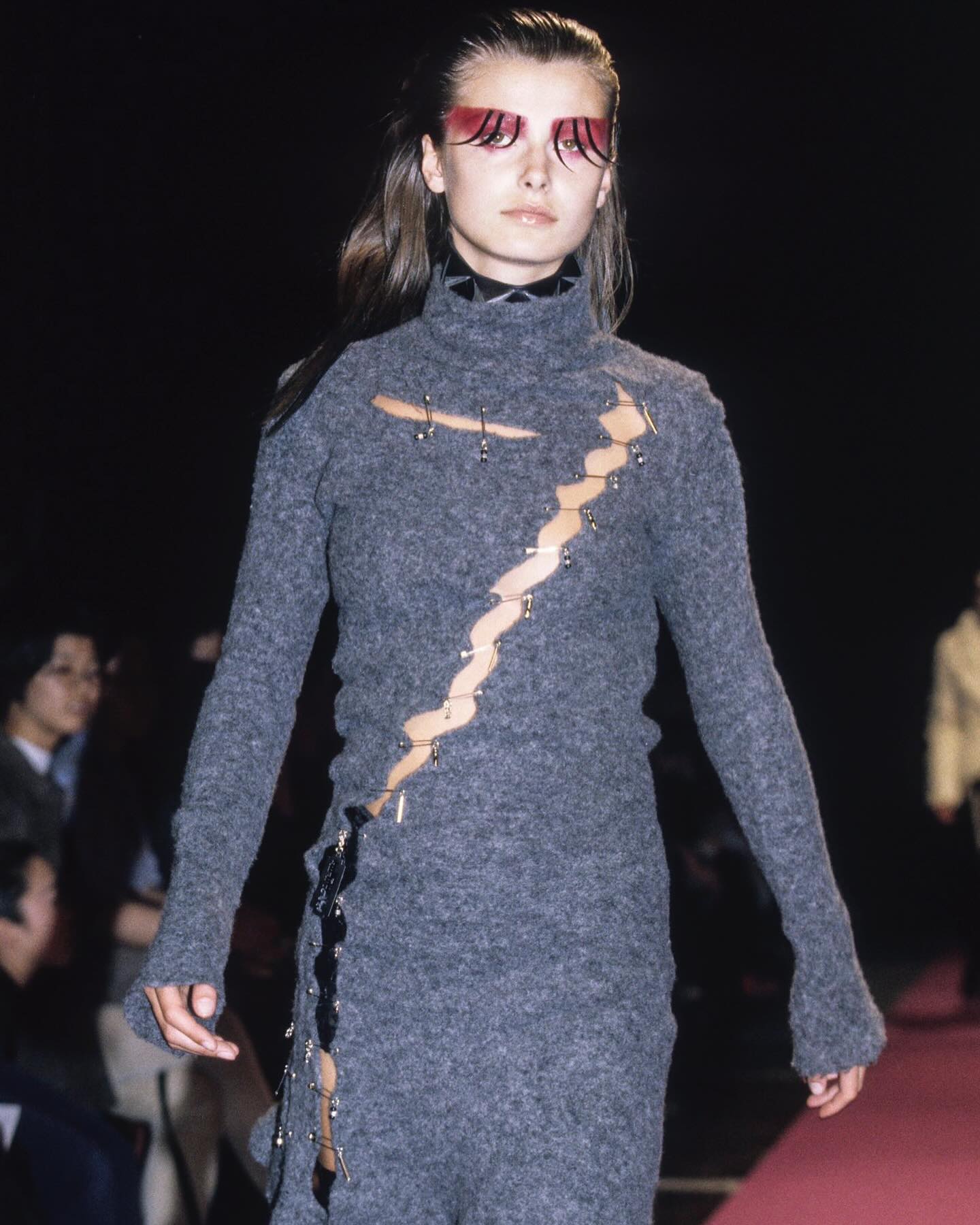 요시키 히시누마의 1997 AW, 펑크와 텍스타일 실험이 만난 런웨이 — Look 2