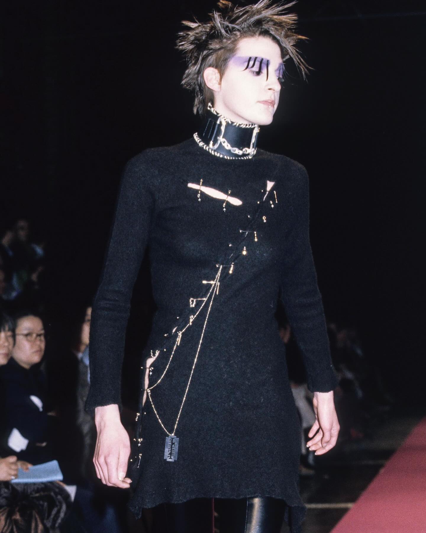 요시키 히시누마의 1997 AW, 펑크와 텍스타일 실험이 만난 런웨이 — Look 3
