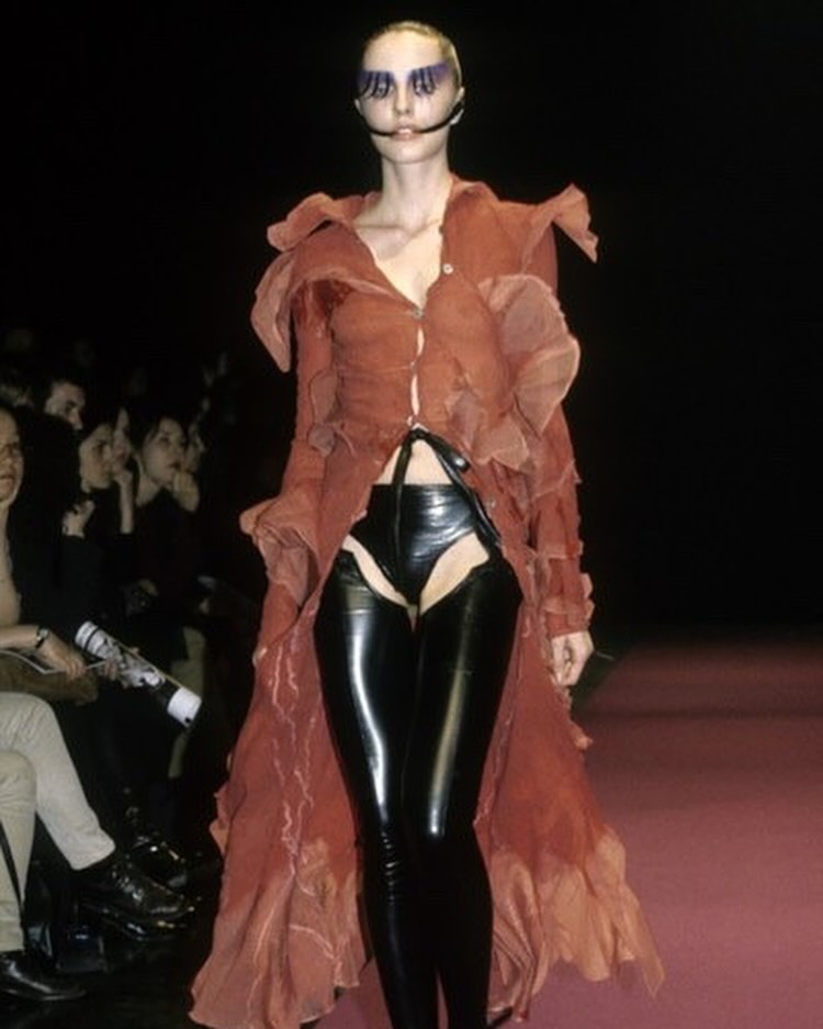 요시키 히시누마의 1997 AW, 펑크와 텍스타일 실험이 만난 런웨이 — Look 5