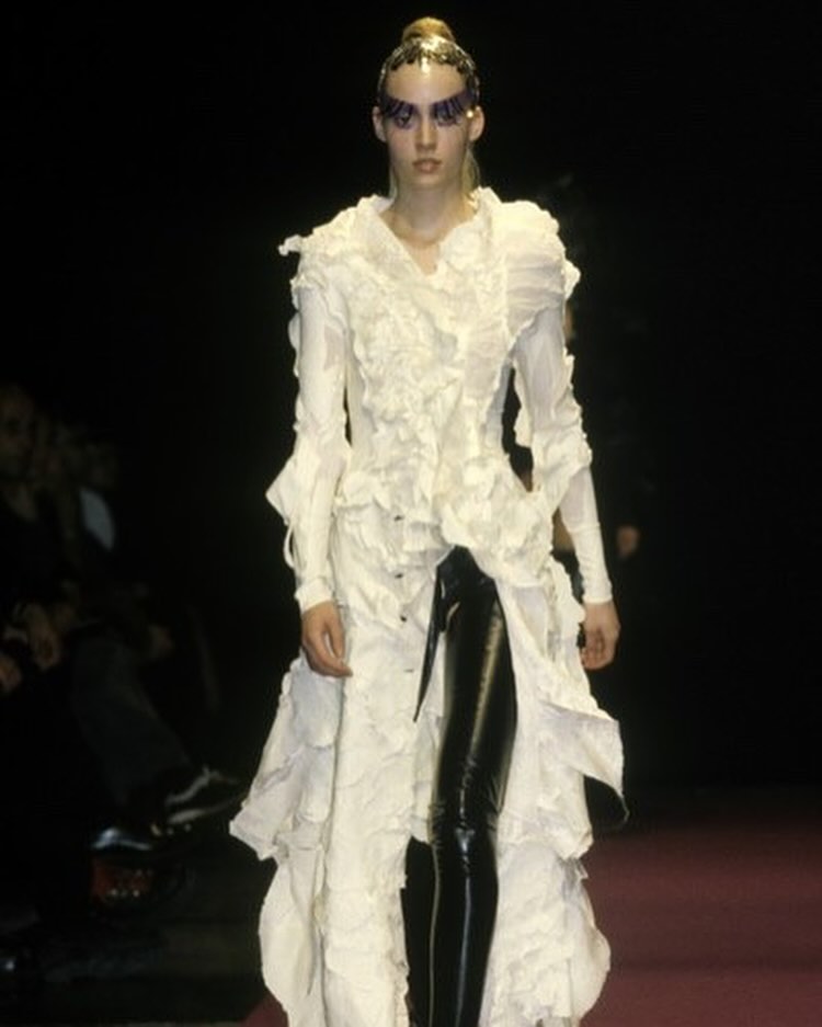 요시키 히시누마의 1997 AW, 펑크와 텍스타일 실험이 만난 런웨이 — Look 6