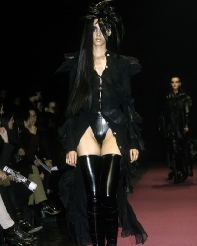 요시키 히시누마의 1997 AW, 펑크와 텍스타일 실험이 만난 런웨이 — Look 8