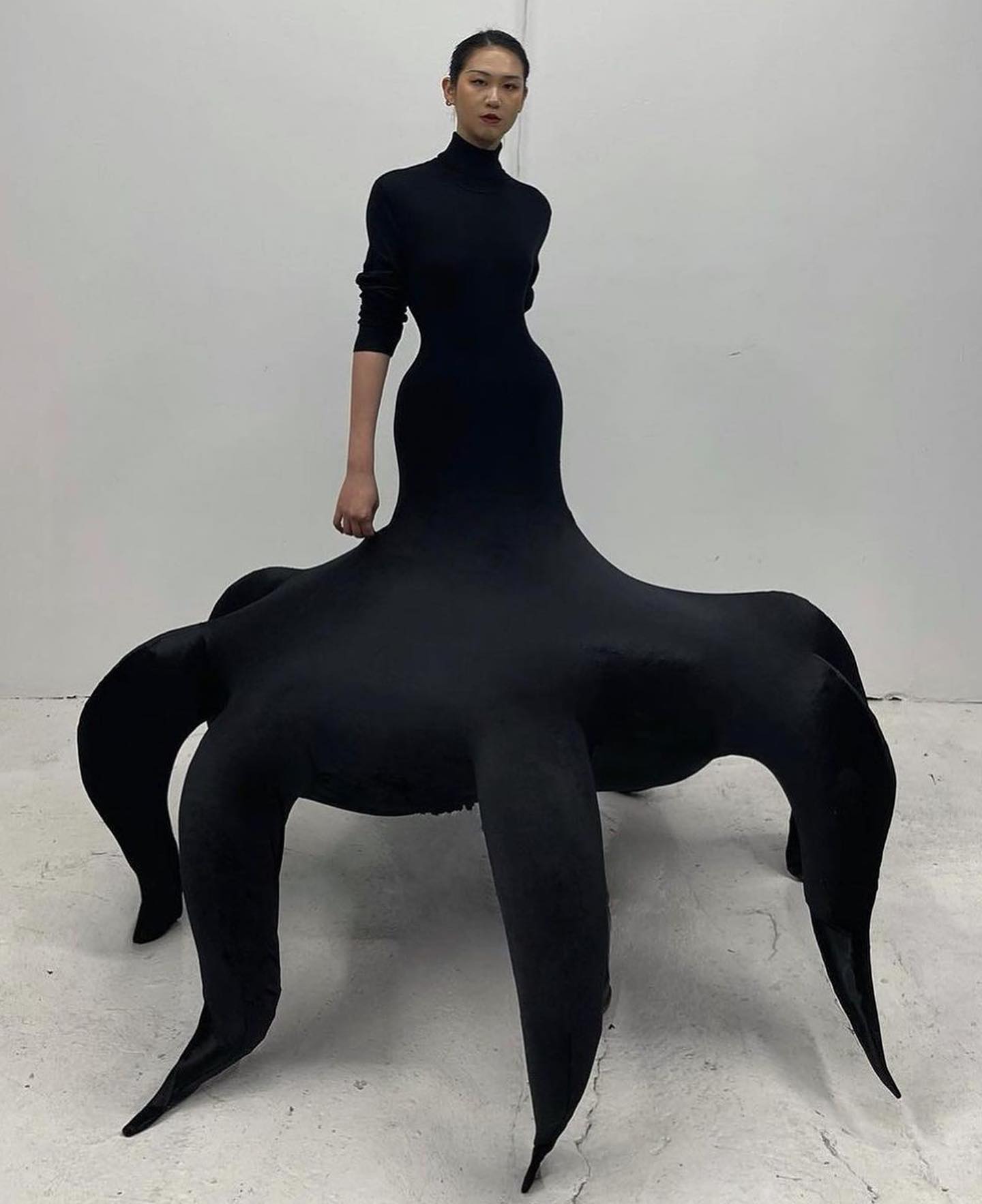 곡선의 반란, 뱃 빈치 통통이 선보인 레드 모노크롬 — Look 2